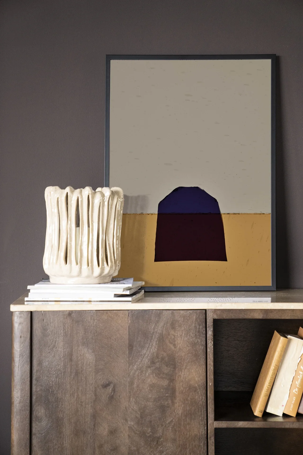 Wandbehang Lila - Urban Cotton in einer dunklen Umgebung mit einer Vase und Büchern auf einem Holzschrank