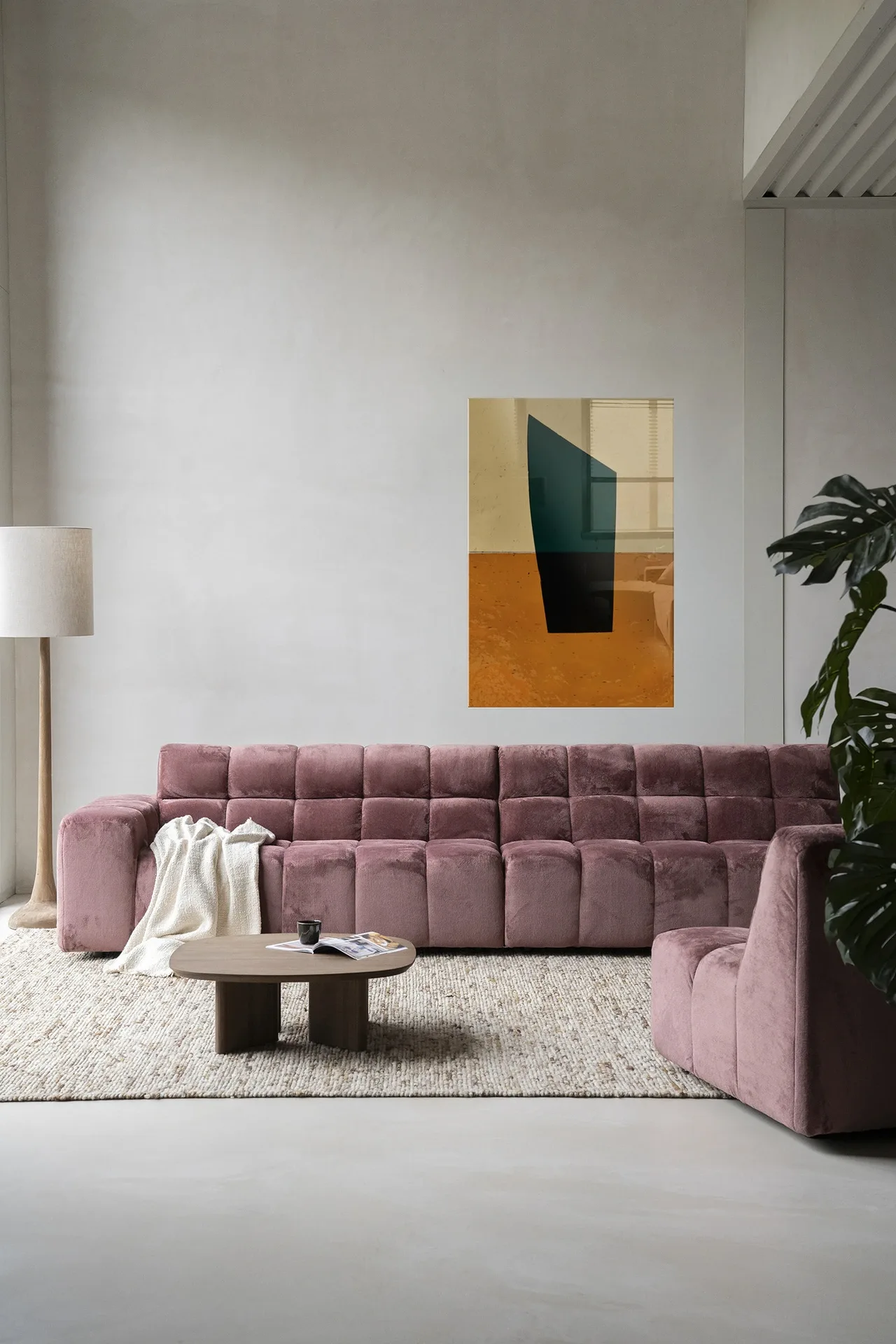 Wandteppich Grün - Urban Cotton hängt über einem rosa Sofa in einem modernen Wohnzimmer