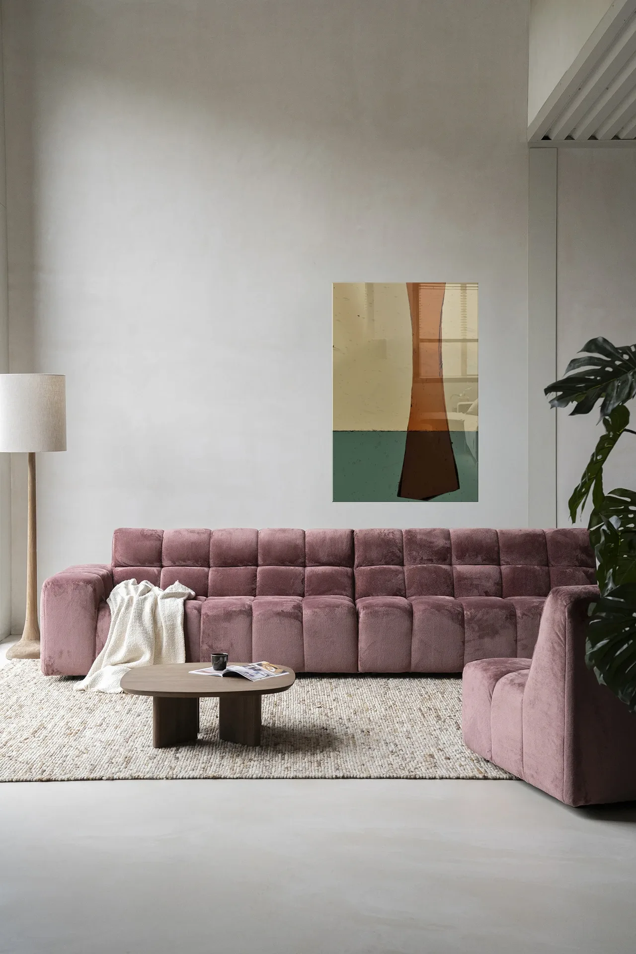 Wandteppich Senfgelb - Urban Cotton in einem modernen Wohnzimmer über einem rosa Sofa