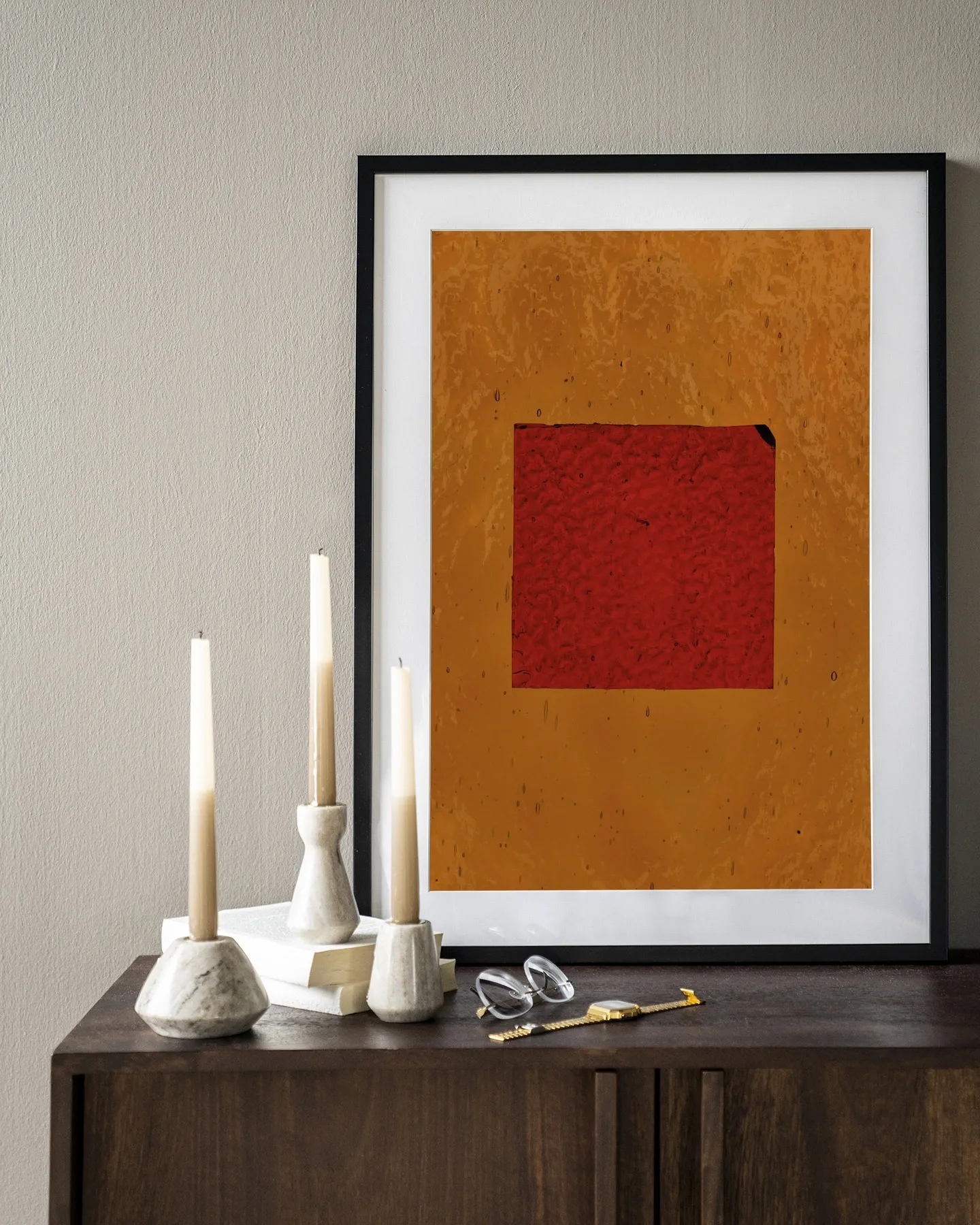Wandkleed Rood - Urban Cotton hangt aan een grijze muur boven een donkerhouten dressoir