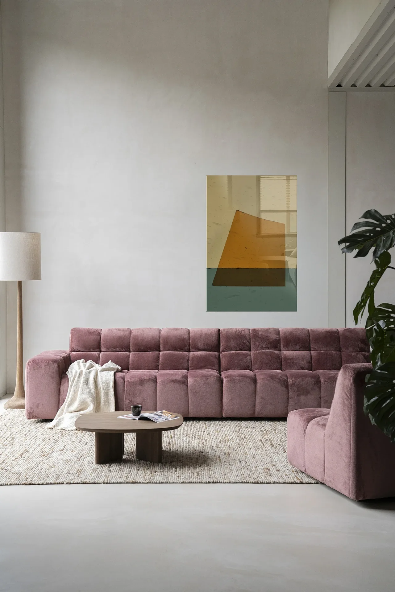 Wandkleed Beige van Urban Cotton boven een roze bank in een moderne woonkamer