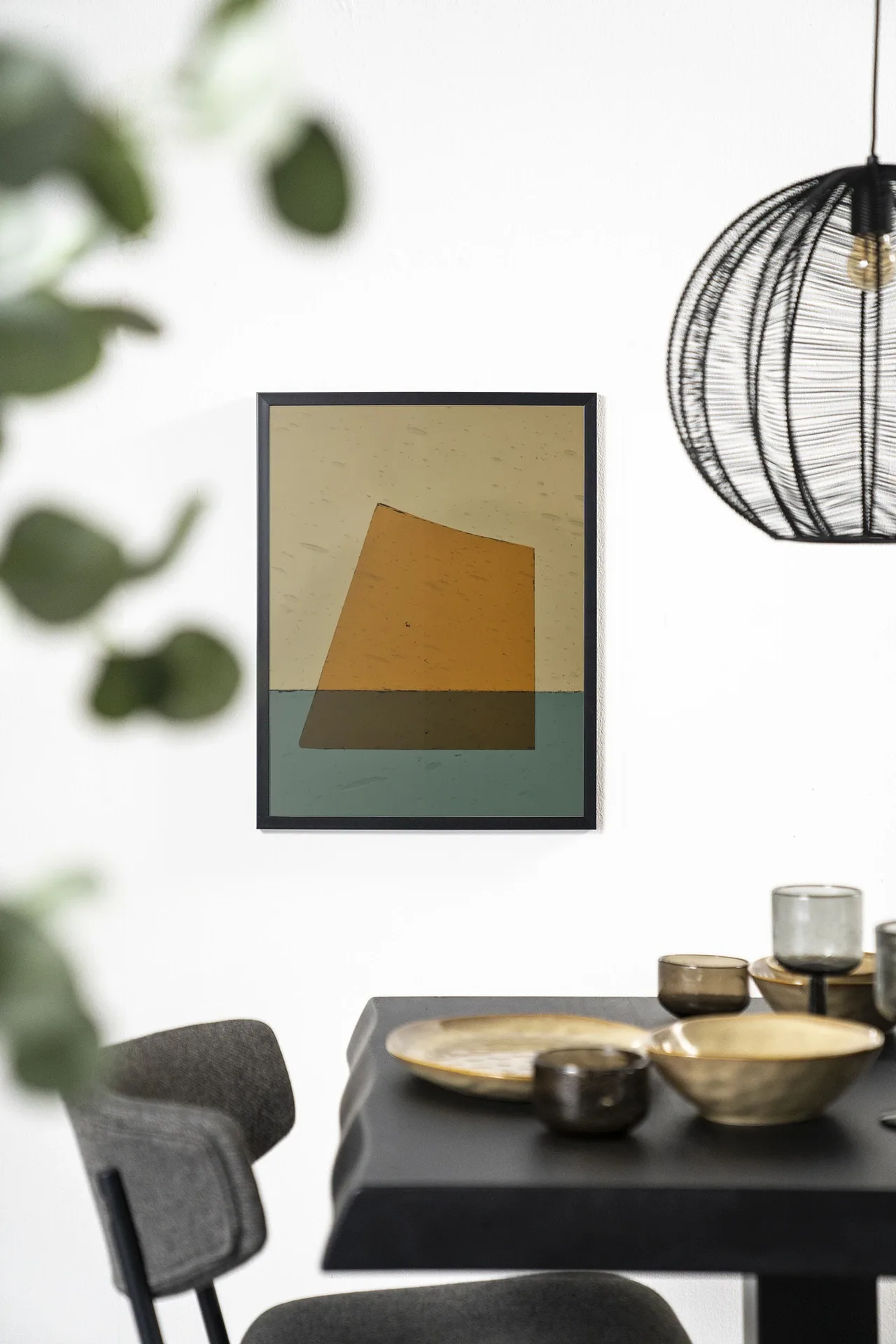 Wandkleed Beige - Urban Cotton in een moderne eetkamer met een donkere tafel