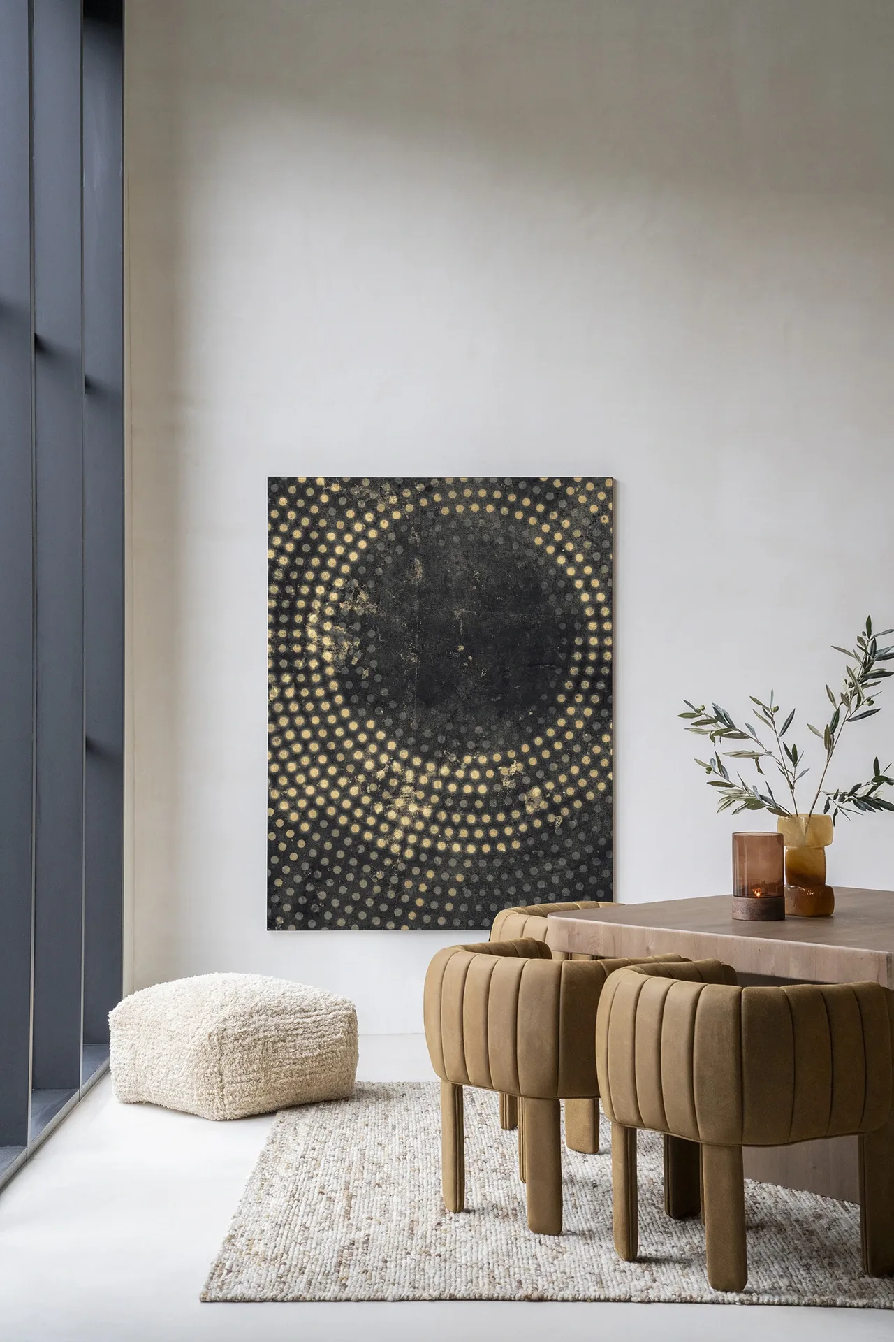 Wandbehang Cala von Urban Cotton in einem modernen Esszimmer mit hellem Teppich und braunen Stühlen