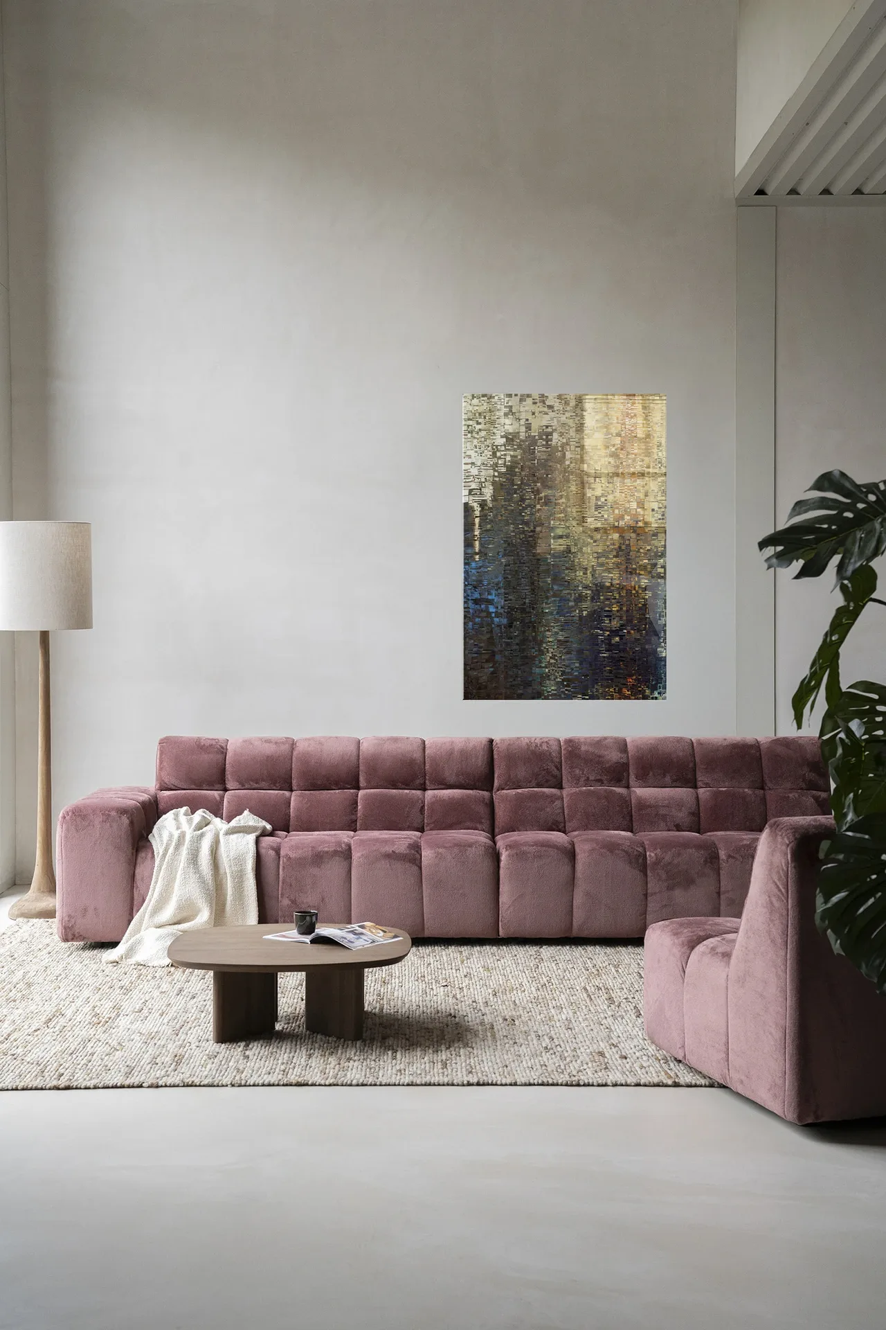 Wandbehang Drops - Urban Cotton hängt über einem rosa Sofa in einem modernen Wohnzimmer