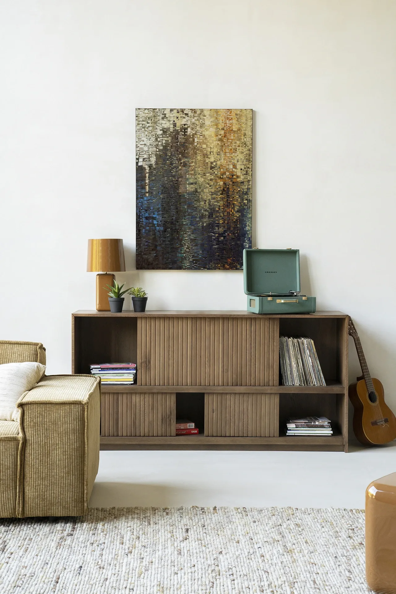 Wandbehang Drops hängt über einem Holzschrank mit Plattenspieler und Dekoration in einem hellen Wohnzimmer - Urban Cotton