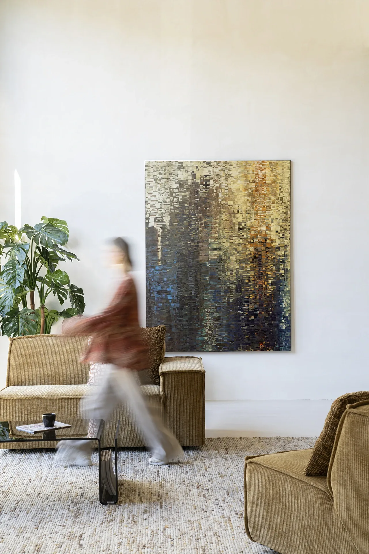 Wandbehang Drops - Urban Cotton in einem modernen Wohnzimmer mit einer vorbeigehenden Person