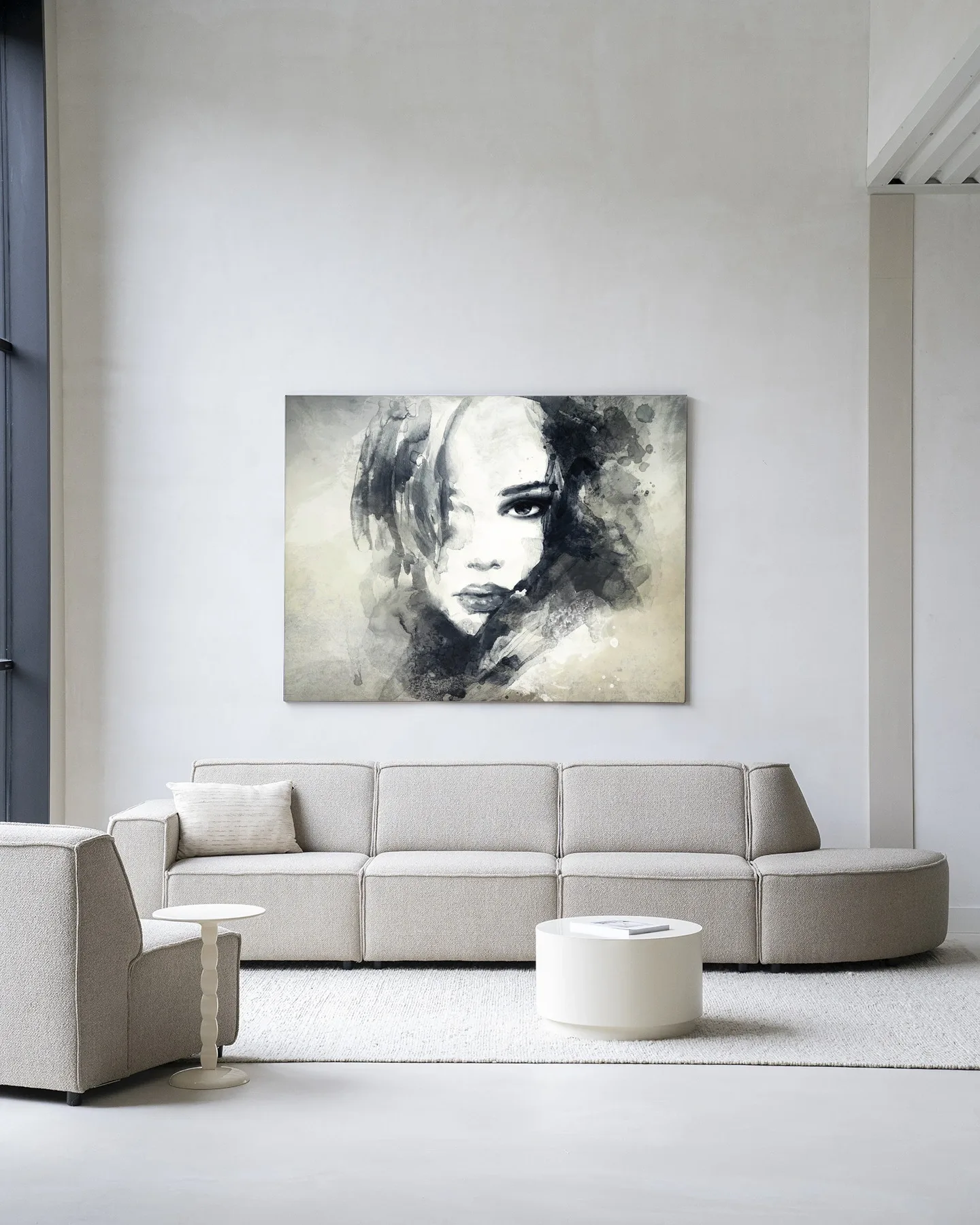 Wandkleed The Look - Urban Cotton in een moderne woonkamer boven een beige bank