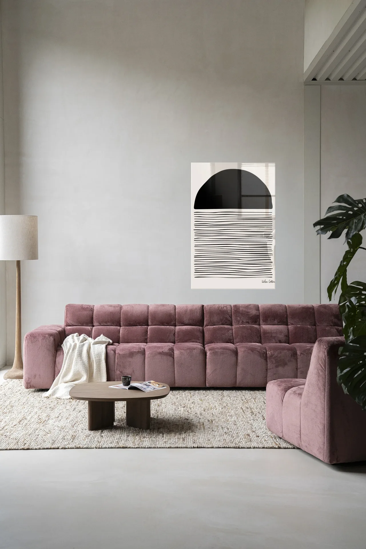Wandteppich Element von Urban Cotton in einem modernen Wohnzimmer über einem rosa Sofa