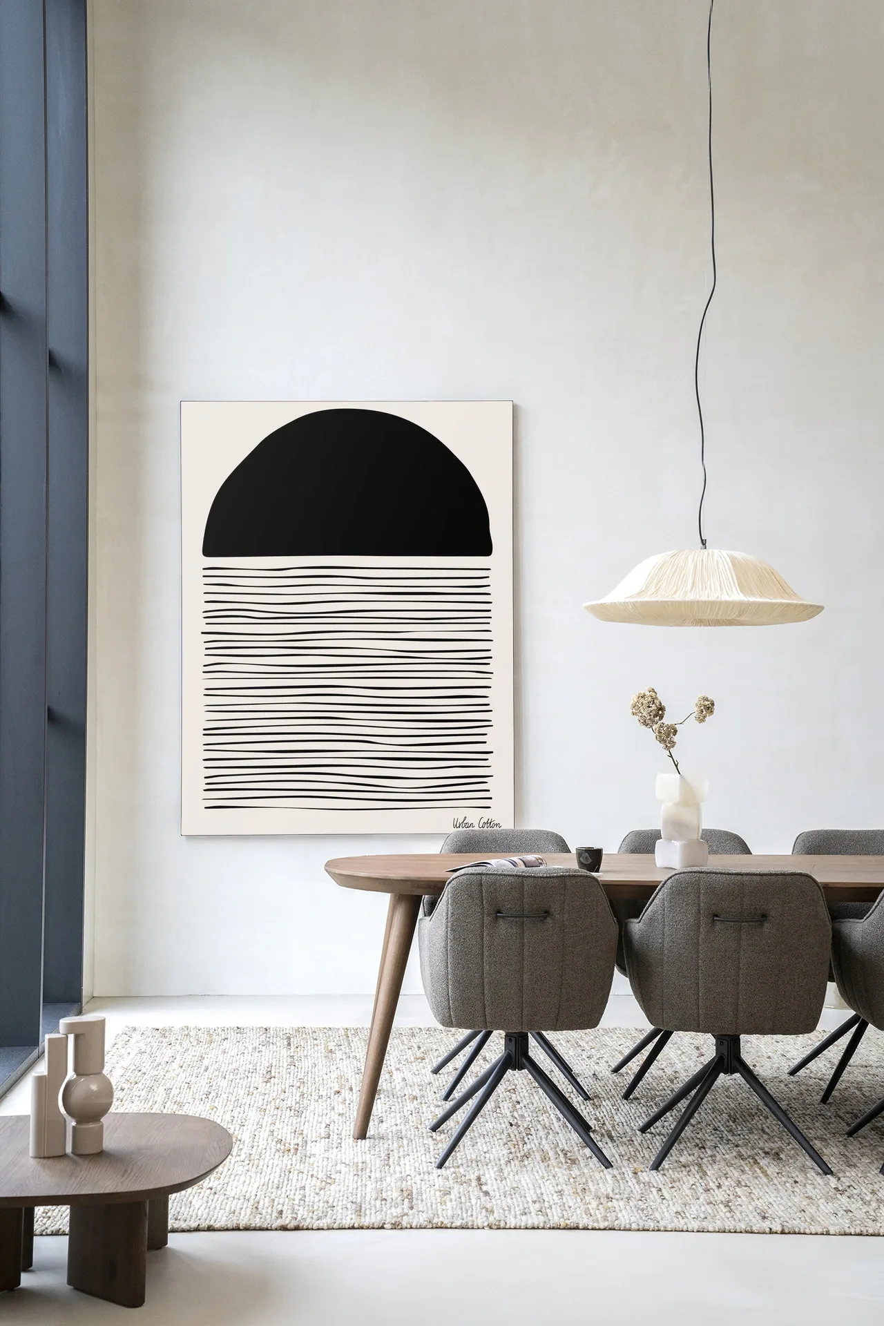 Wandteppich Element von Urban Cotton hängt über einem Holzesstisch mit grauen Stühlen in einem modernen Esszimmer
