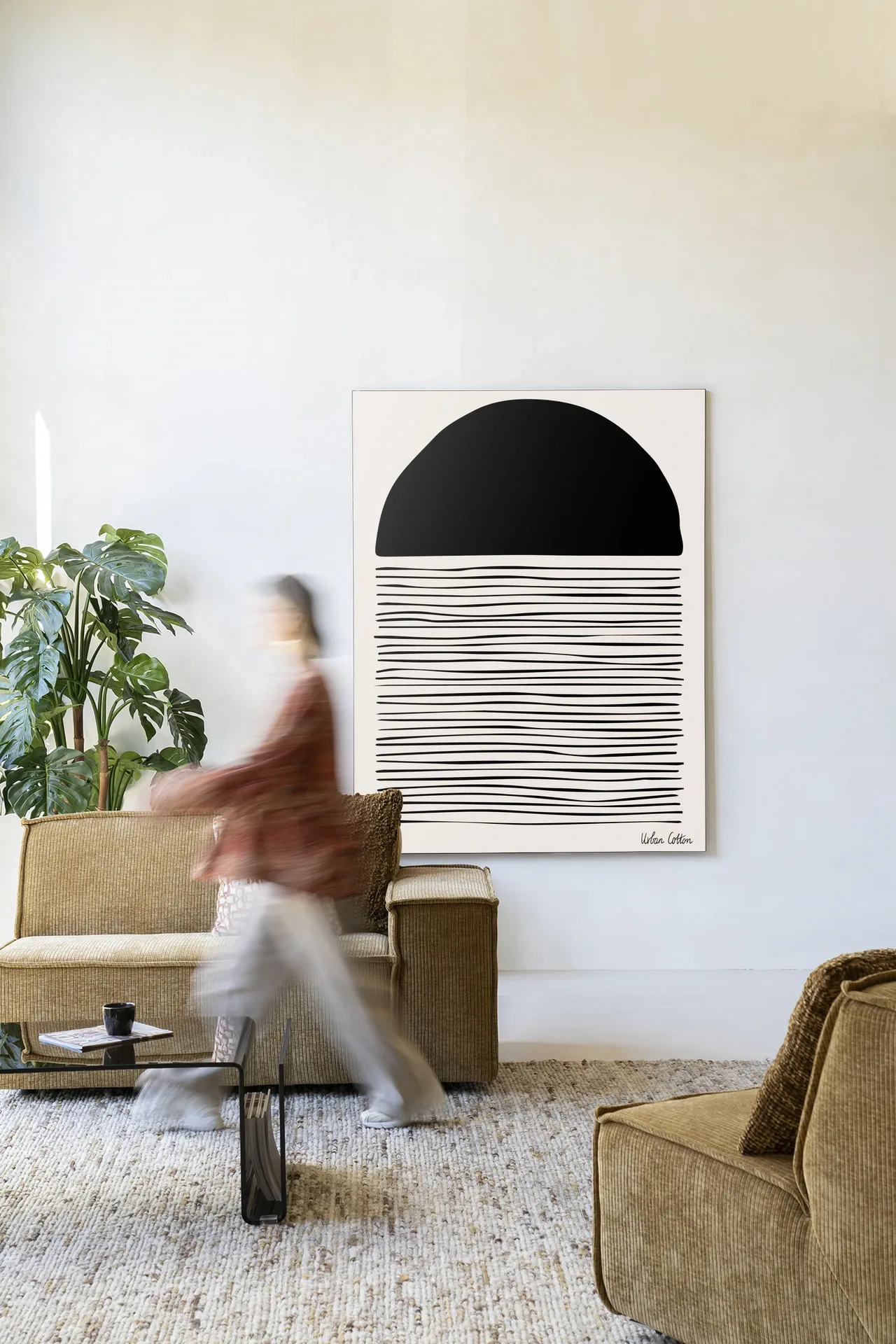 Wandteppich Element von Urban Cotton in einem modern eingerichteten Wohnzimmer mit einer Person in Bewegung