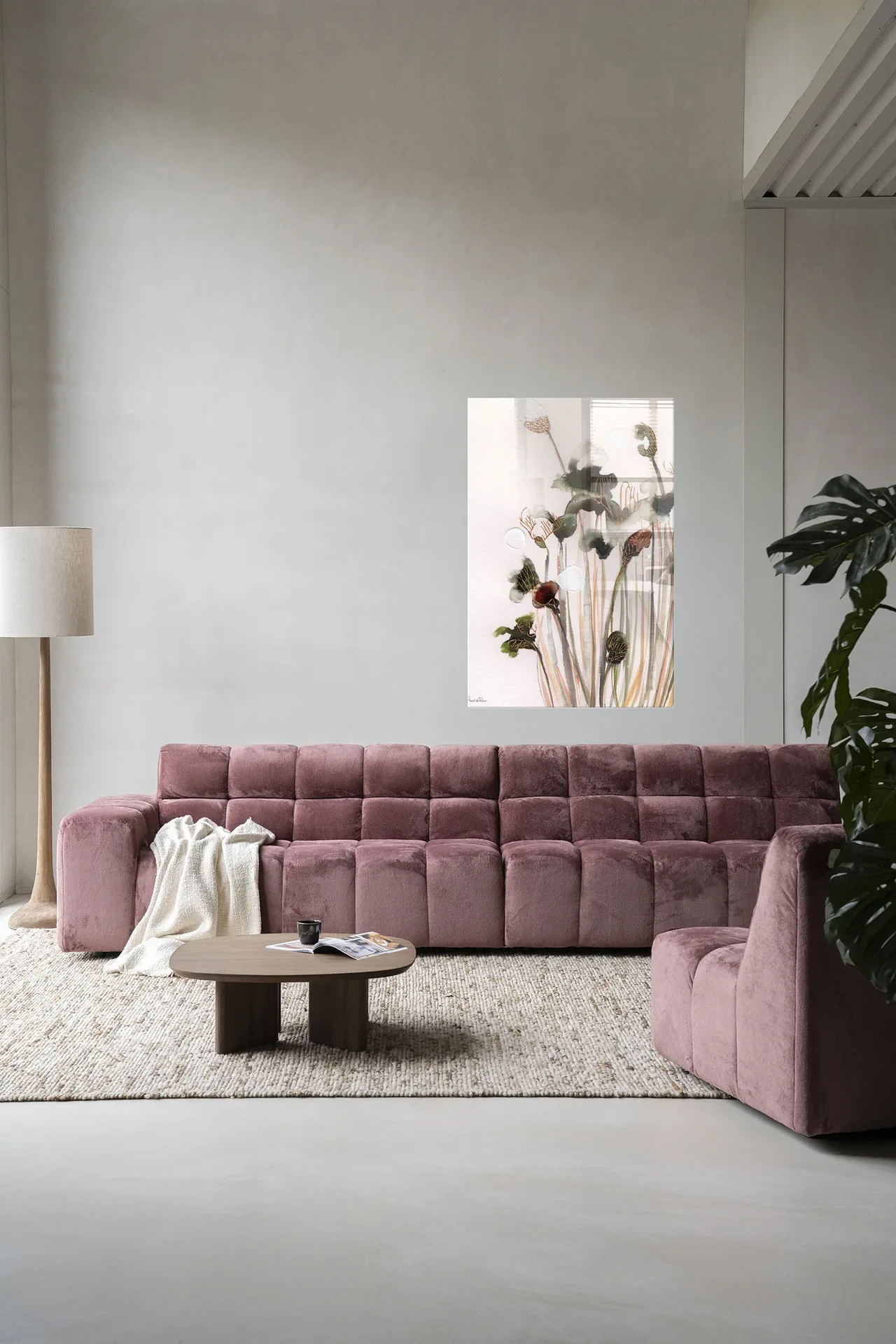 Wandbehang Pastel Flowers 2 in einem modernen Wohnzimmer mit rosa Sofa und Couchtisch aus Holz - Urban Cotton