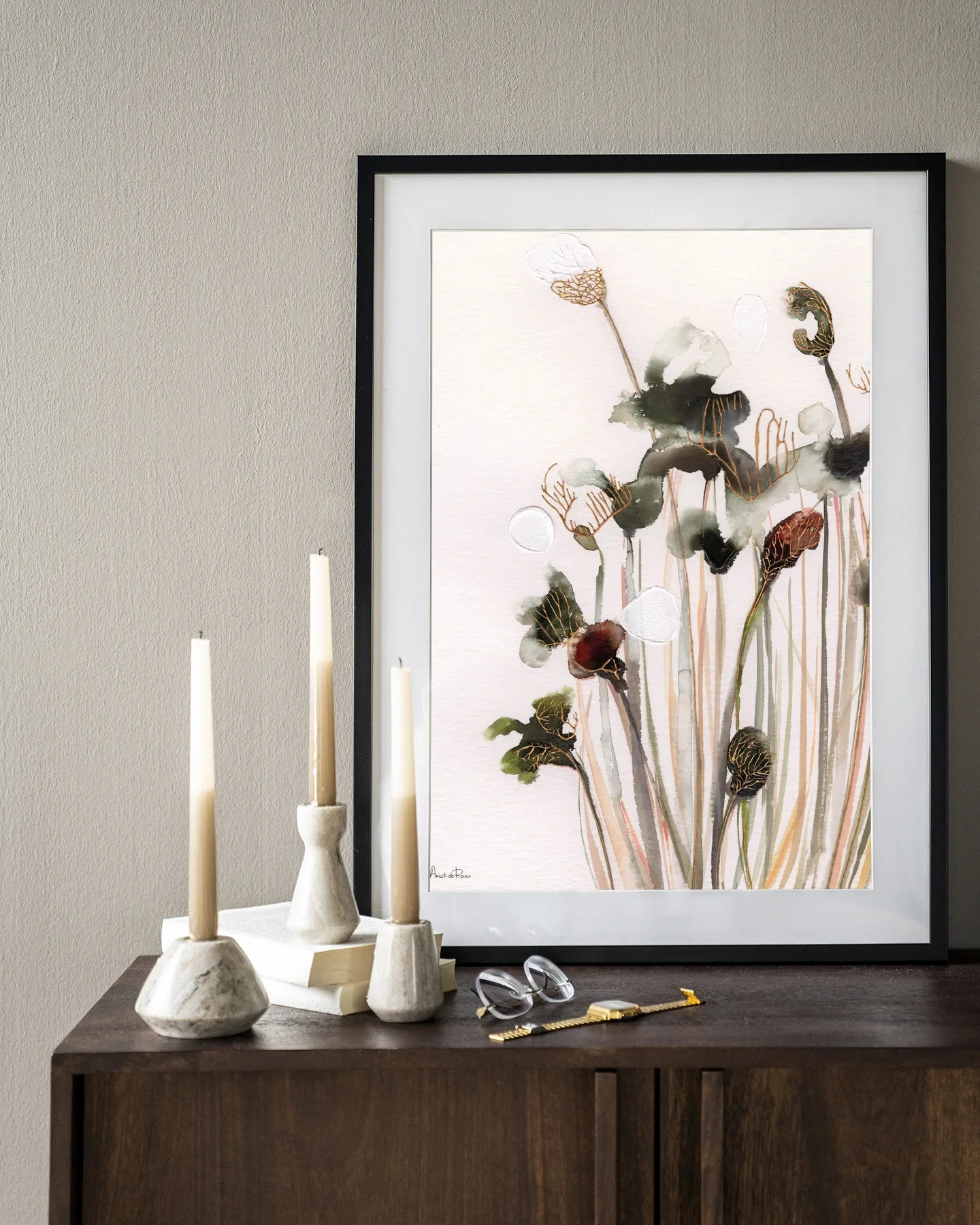 Wandbehang Pastel Flowers 2 - Urban Cotton gerahmt an einer hellgrauen Wand über einem Sideboard aus Holz