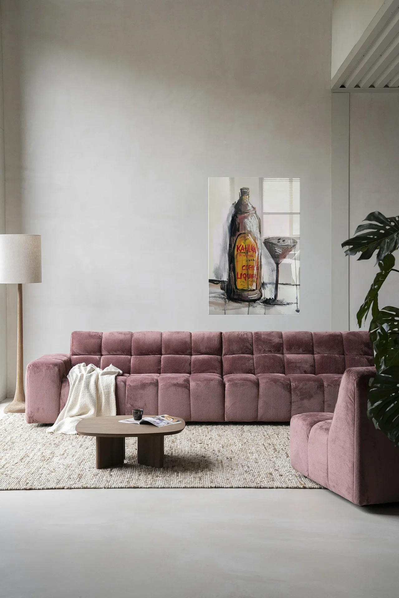 Wandteppich Friday Night - Urban Cotton hängt über einem rosa Sofa in einem modernen Wohnzimmer