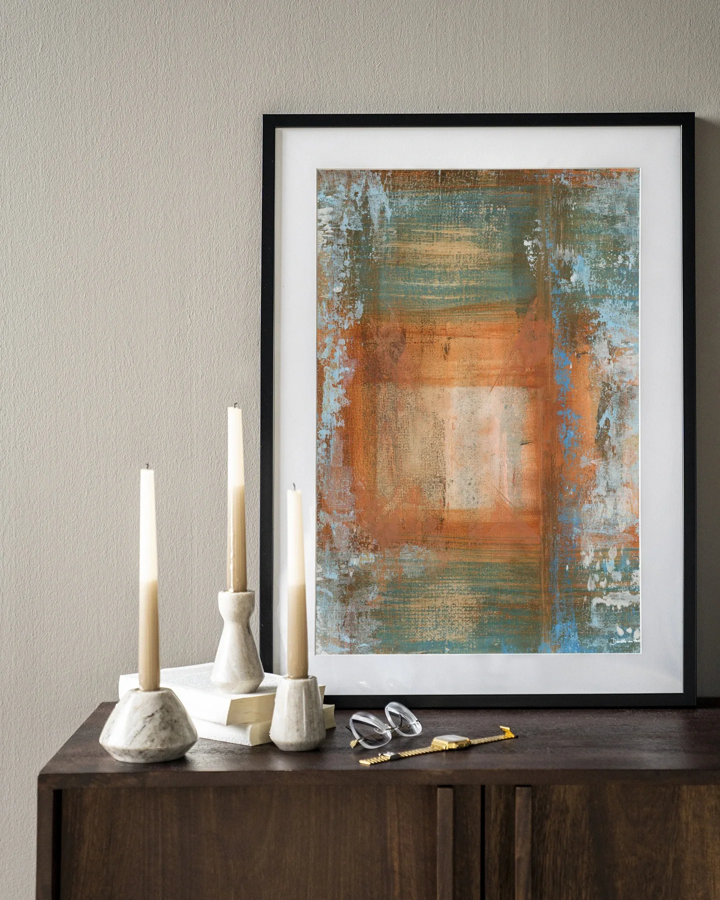 Art Print Blue Ocker Abstract 1 - Urban Cotton, stehend auf einem dunkelbraunen Schrank mit Kerzen und einer Brille