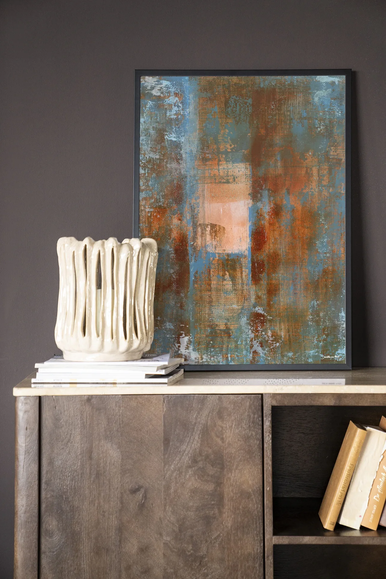 Art Print Blue Ocker Abstract 2 - Urban Cotton stehend auf einem Holzsideboard mit einer Vase und Büchern
