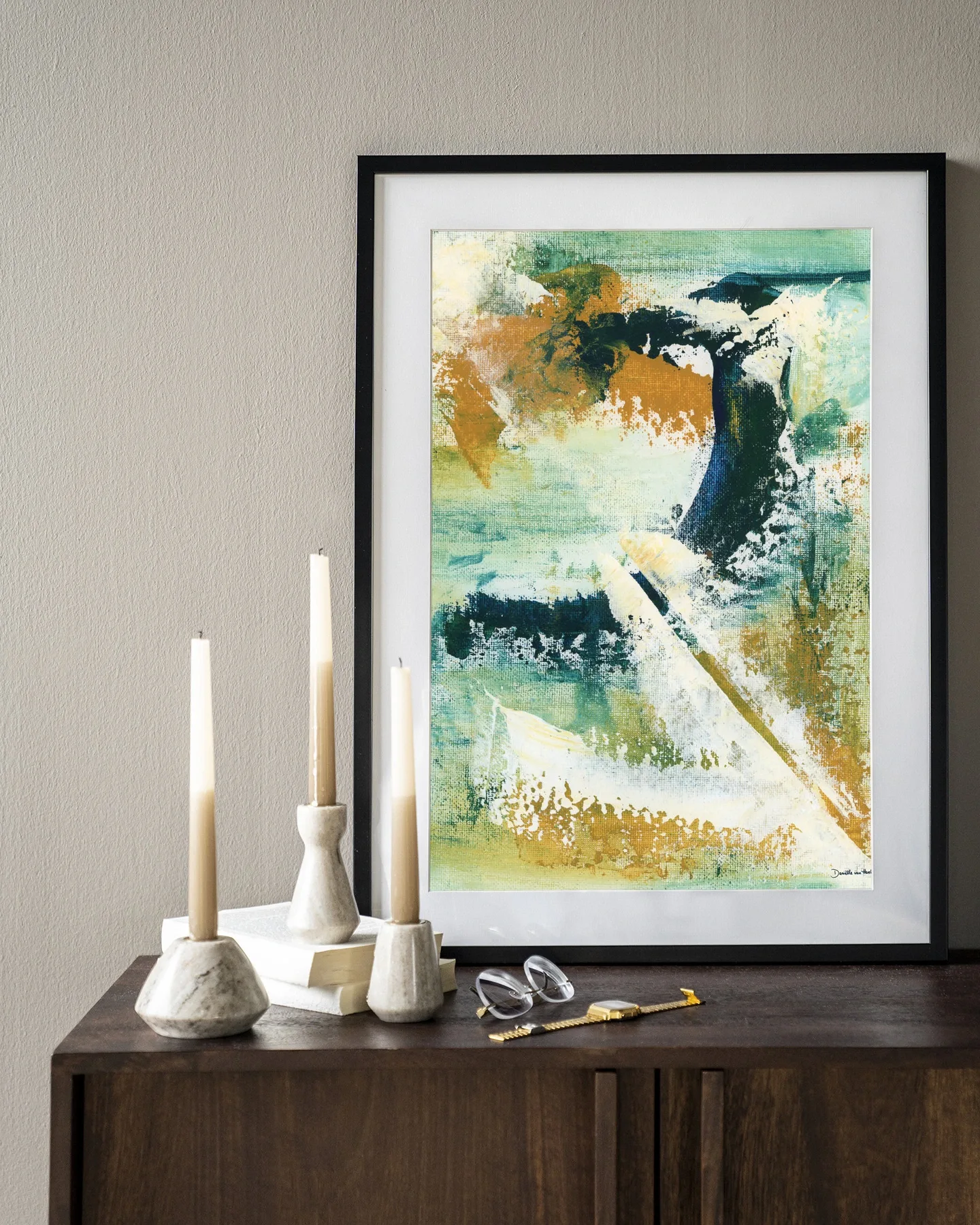 Art Print Mood - Urban Cotton in einem schwarzen Rahmen, stehend auf einem Holzschrank mit Kerzen und einer Brille