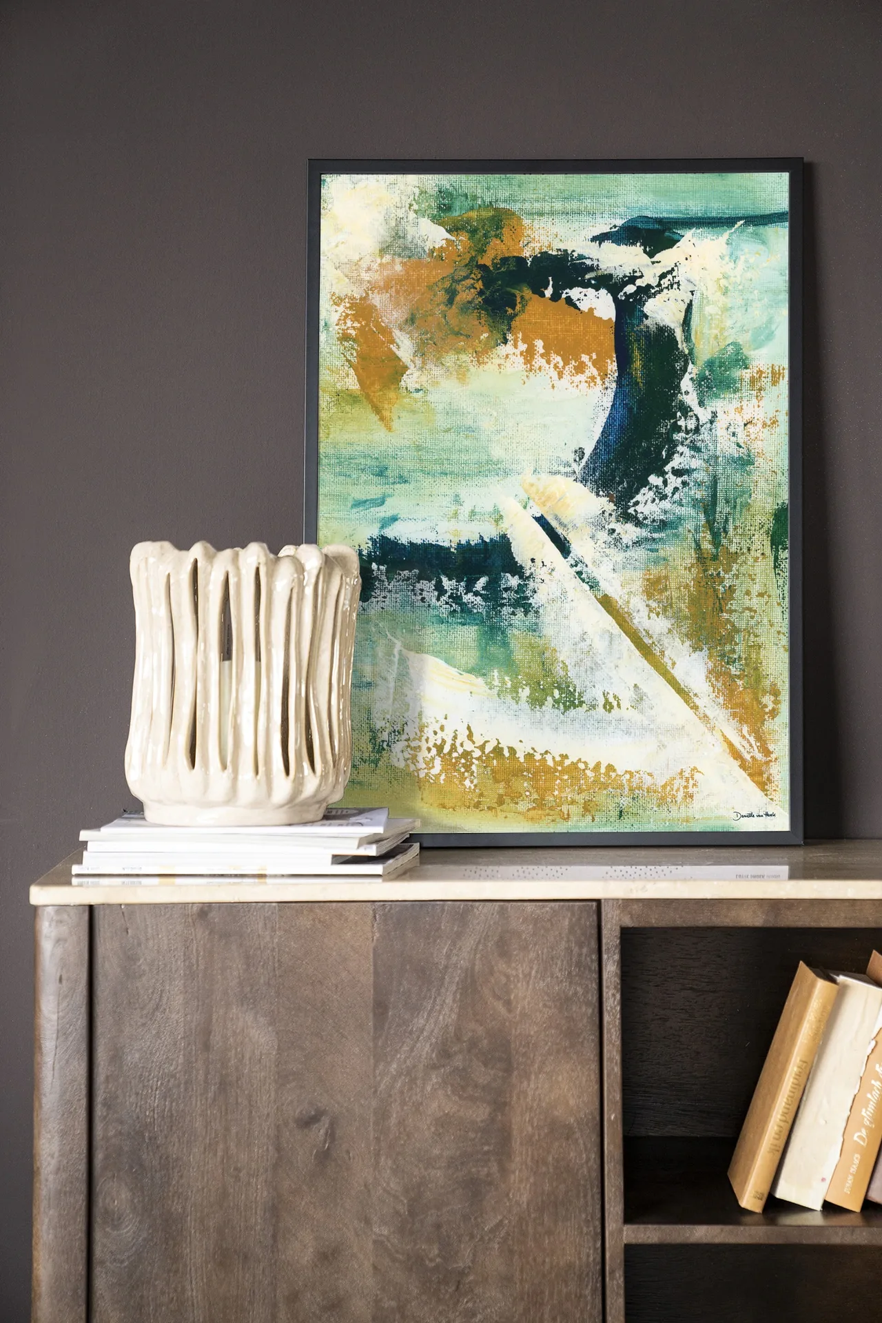 Art Print Mood - Urban Cotton in einem schwarzen Rahmen, stehend auf einem Holzschrank mit einer Vase daneben