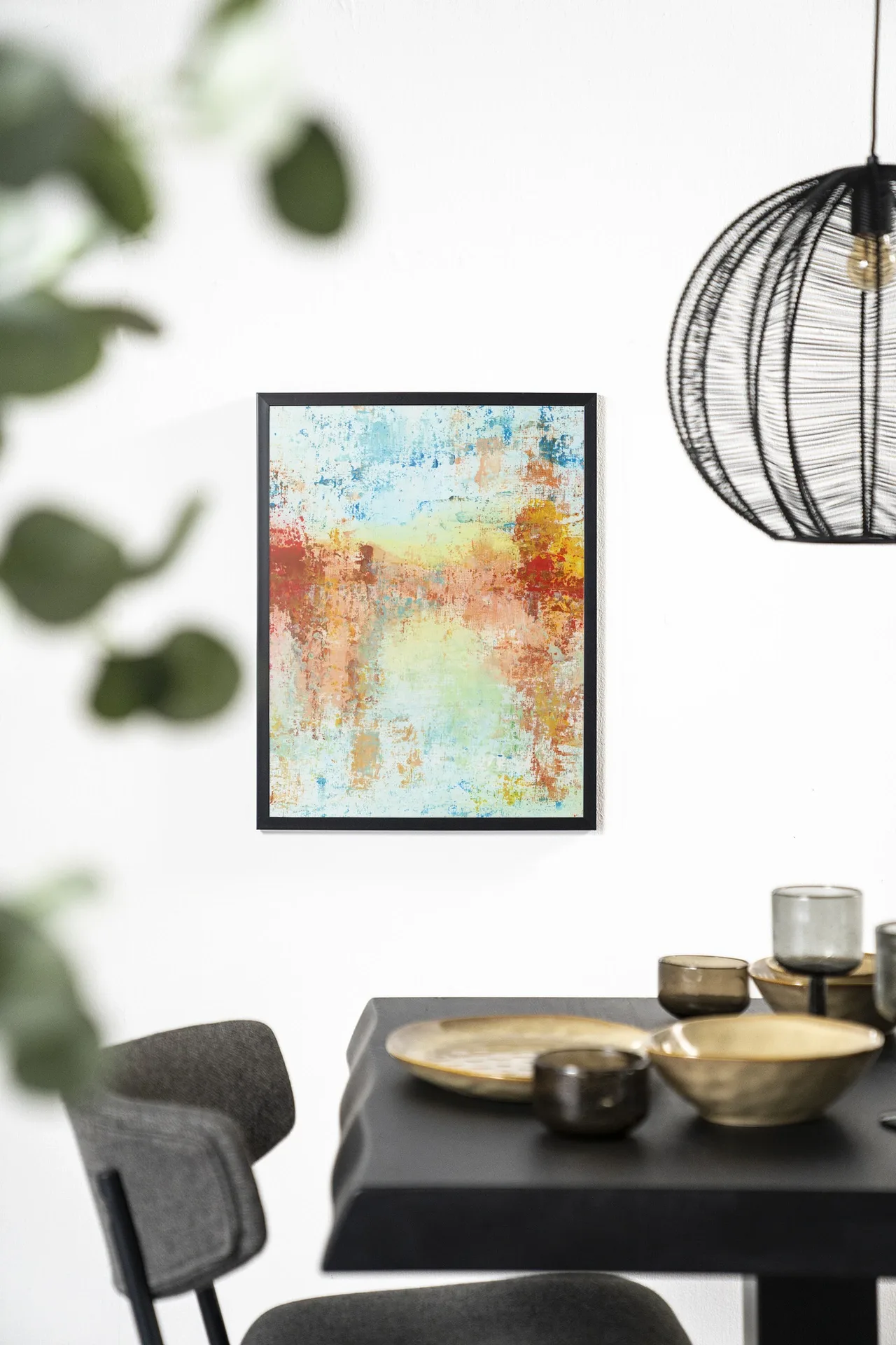 Art print Nature in Layers 3 - Urban Cotton hangend aan een witte muur boven een zwarte tafel
