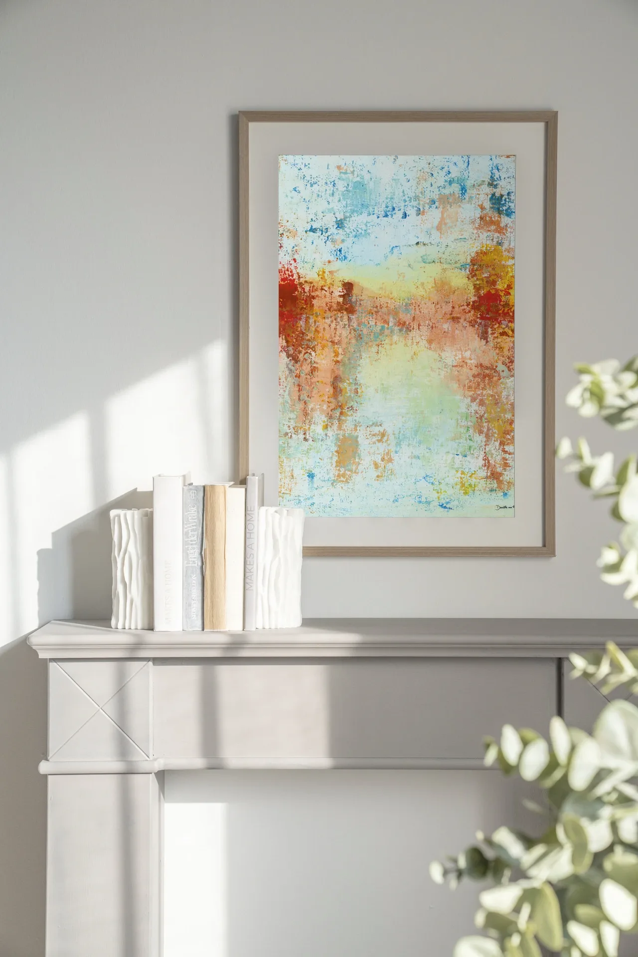 Art print Nature in Layers 3 - Urban Cotton hangend boven een schouw met boeken en vazen