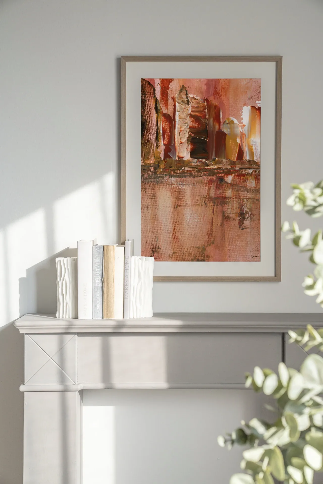 Art Print Skyline - Urban Cotton hängt über einem Kaminsims mit Büchern und Vasen