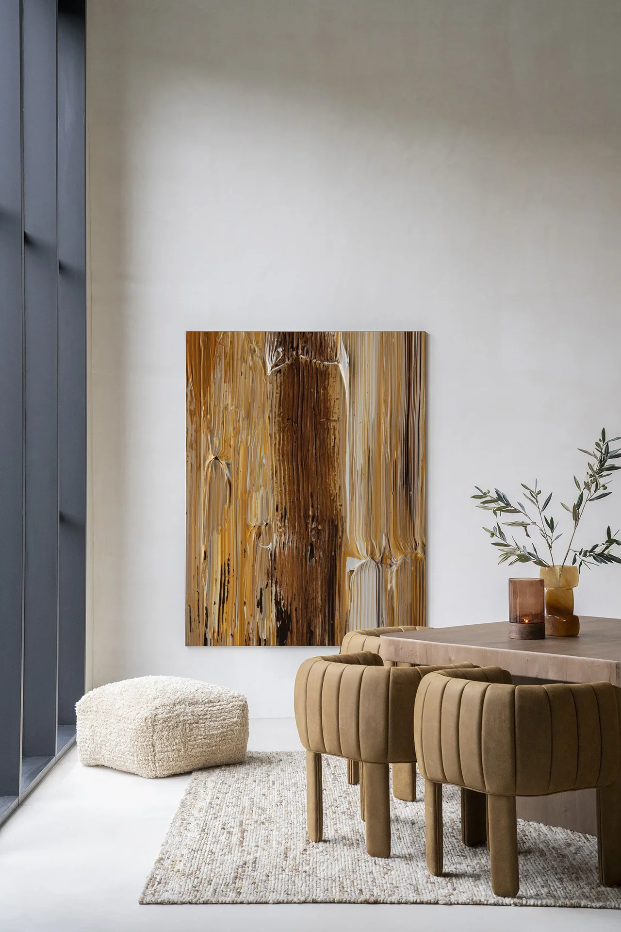 Wandteppich Fluid hängt an einer weißen Wand über einem hellen Teppich in einem modernen Interieur - Urban Cotton