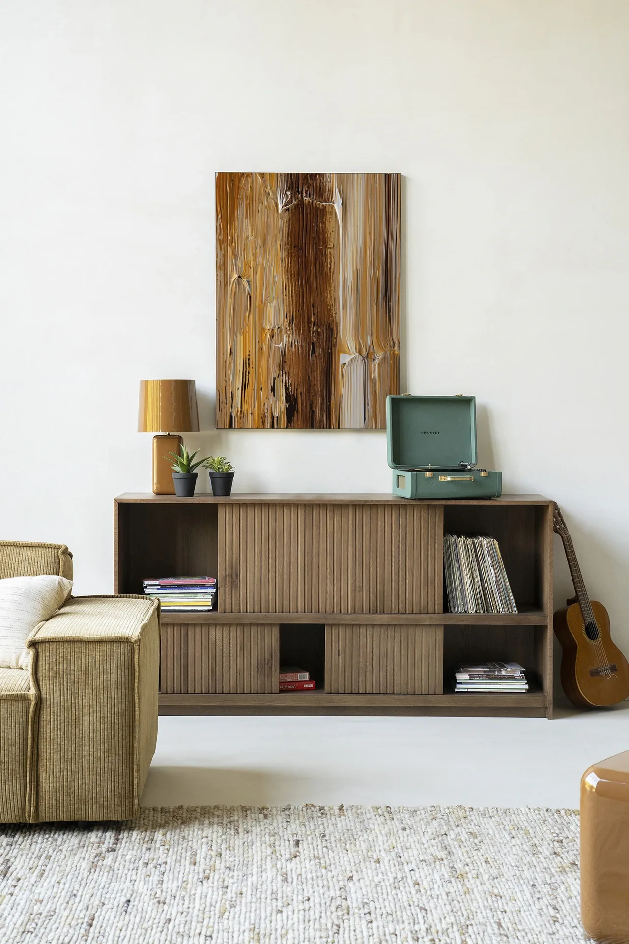 Wandteppich Fluid - Urban Cotton hängt über einem Holzbuffet in einem hellen Wohnzimmer