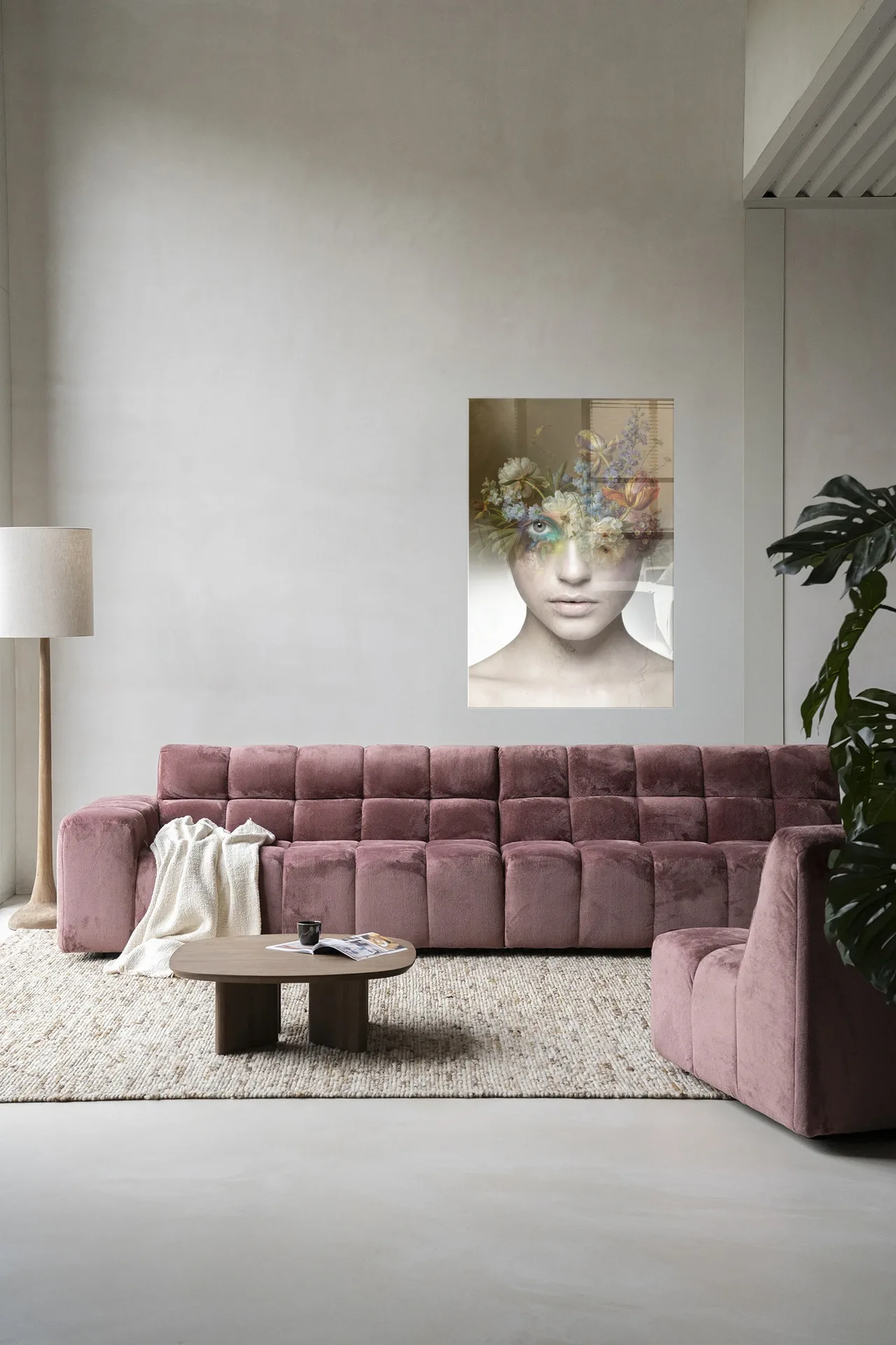 Wandkleed Bloom in een moderne woonkamer boven een roze bank met salontafel en vloerkleed - Urban Cotton