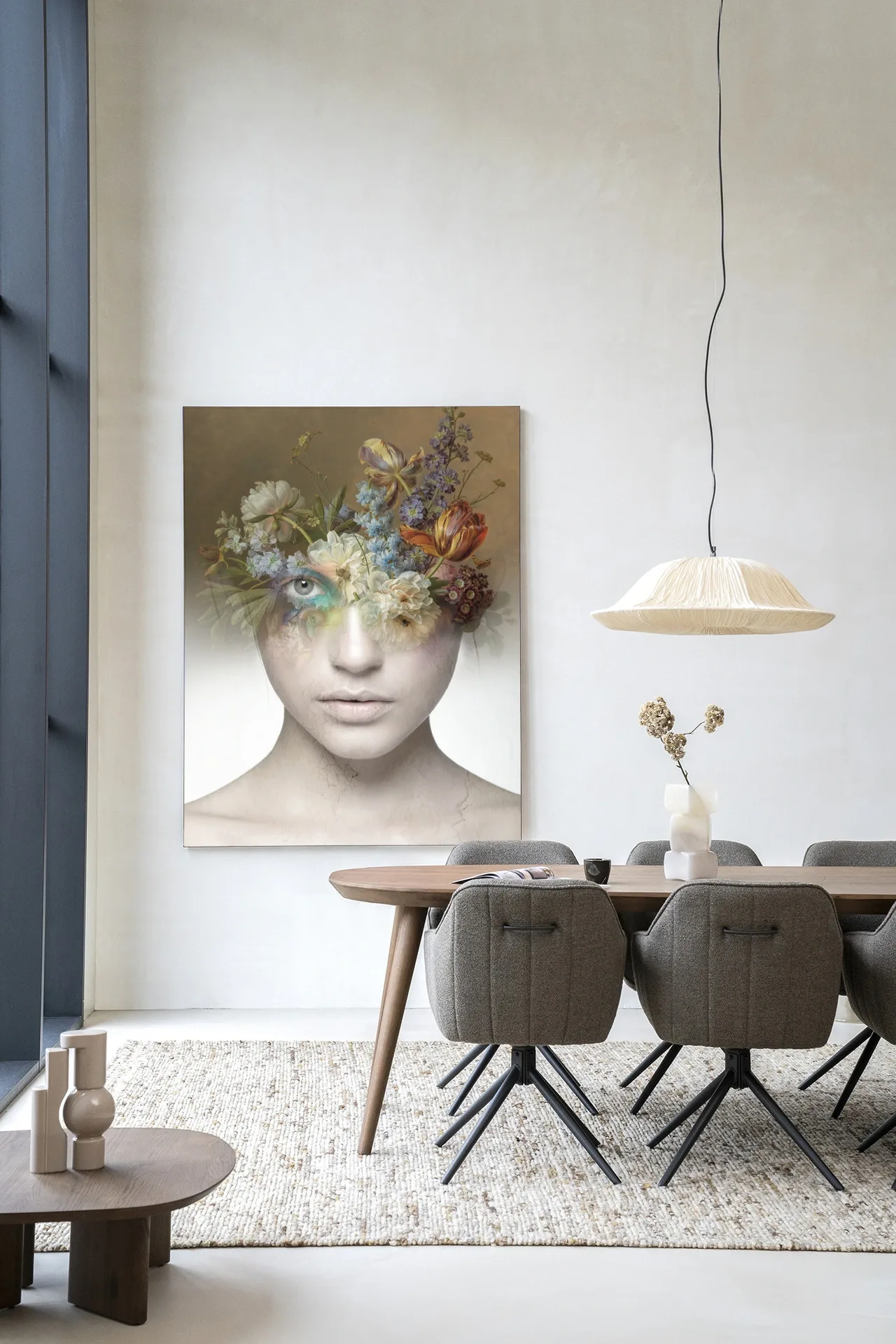 Wandkleed Bloom - Urban Cotton hangt aan een witte muur in een modern interieur met een eettafel