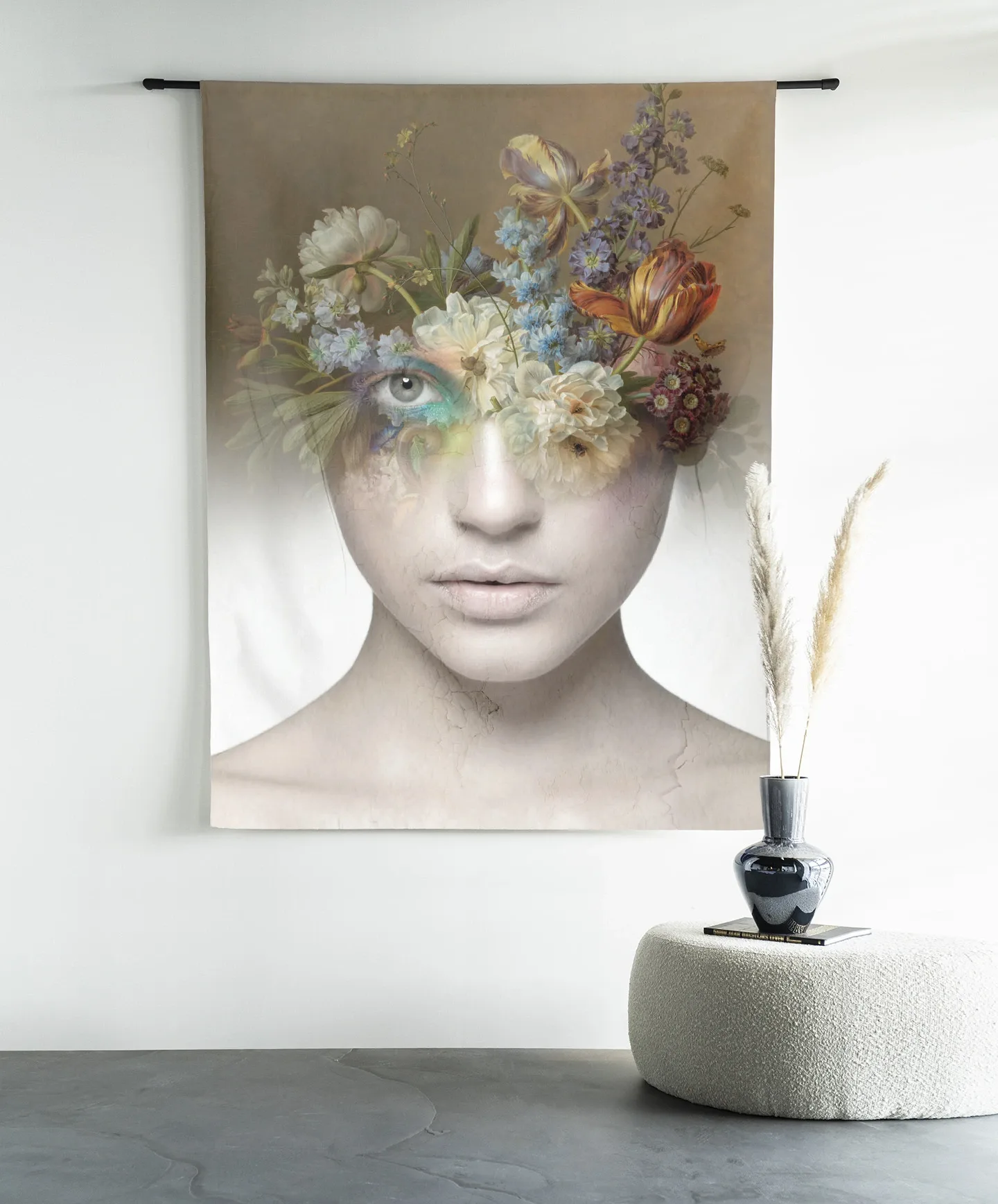 Wandkleed Bloom - Urban Cotton hangend aan een zwarte roede in een moderne setting