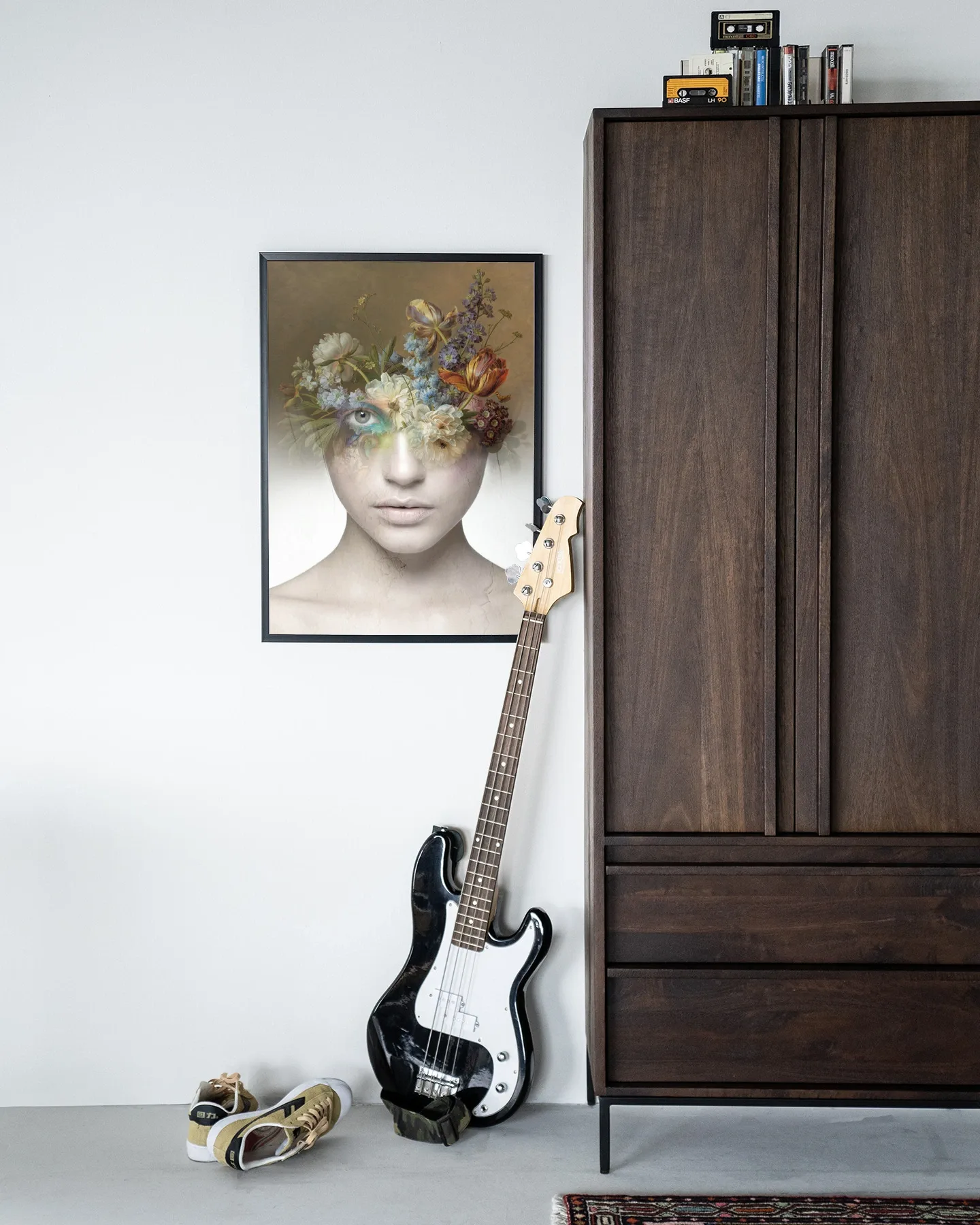 Wandkleed Bloom - Urban Cotton hangt aan een witte muur in een studio met een basgitaar en een houten kast