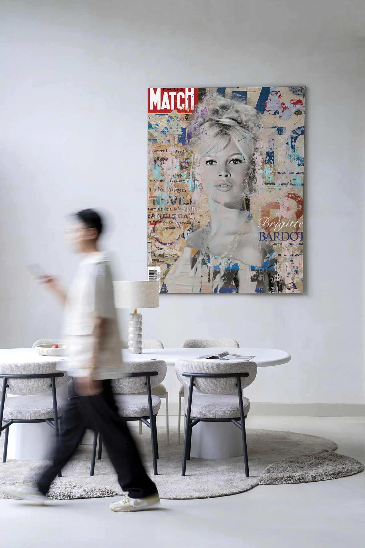 Wandteppich Brigitte - Urban Cotton in einem modernen Esszimmer mit einer vorbeigehenden Person
