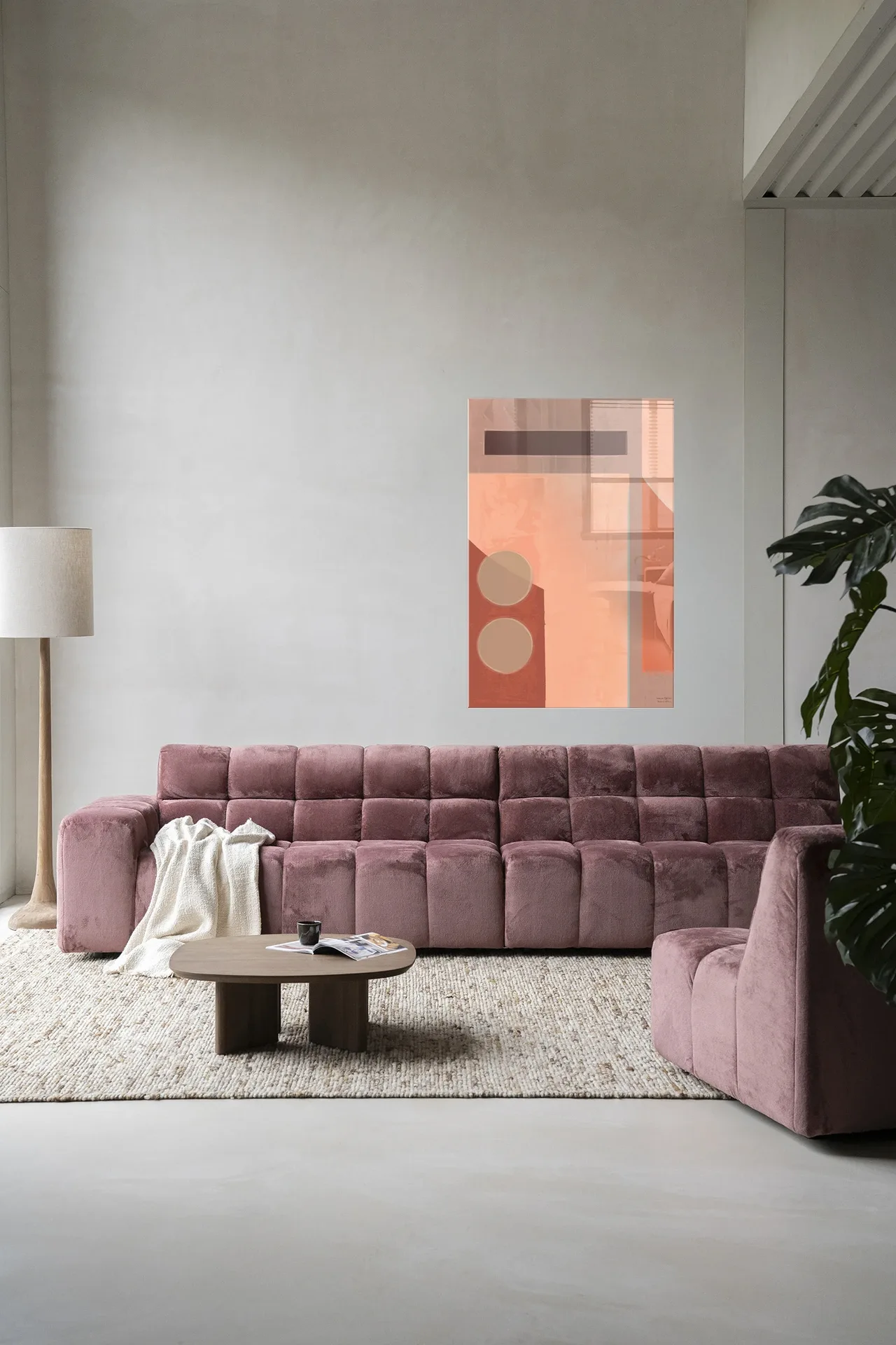 Wandteppich Monolithic - Urban Cotton hängt über einem rosa Sofa in einem modernen Wohnzimmer