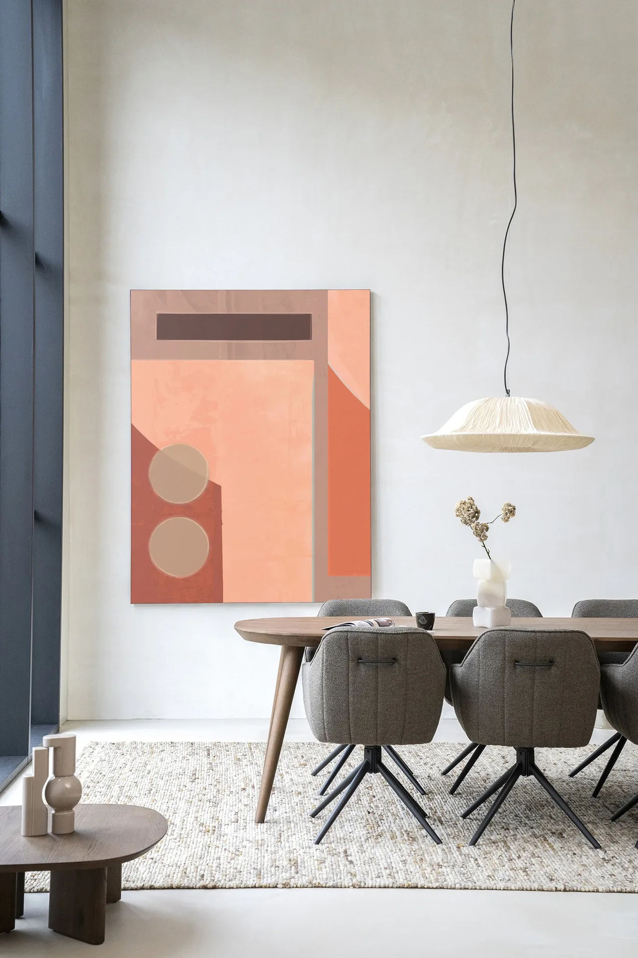 Wandteppich Monolithic - Urban Cotton in einem modernen Esszimmer mit Holztisch und grauen Stühlen