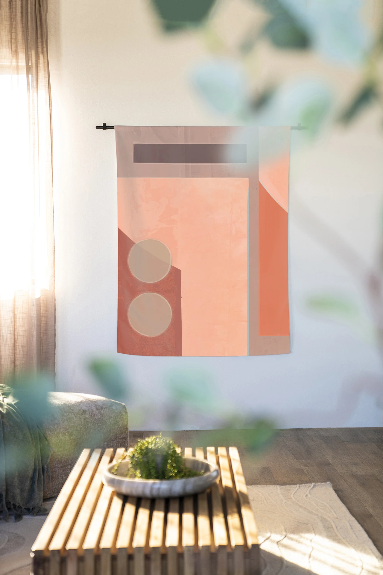 Wandteppich Monolithic - Urban Cotton hängt an einer schwarzen Stange in einem hellen Wohnzimmer mit Pflanzen im Vordergrund