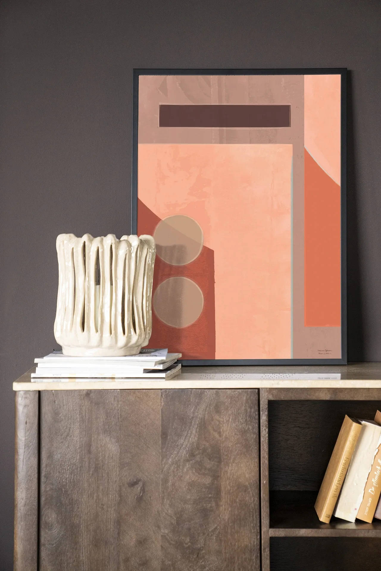 Wandteppich Monolithic - Urban Cotton in dunkler Umgebung, kombiniert mit einem Schrank und Büchern