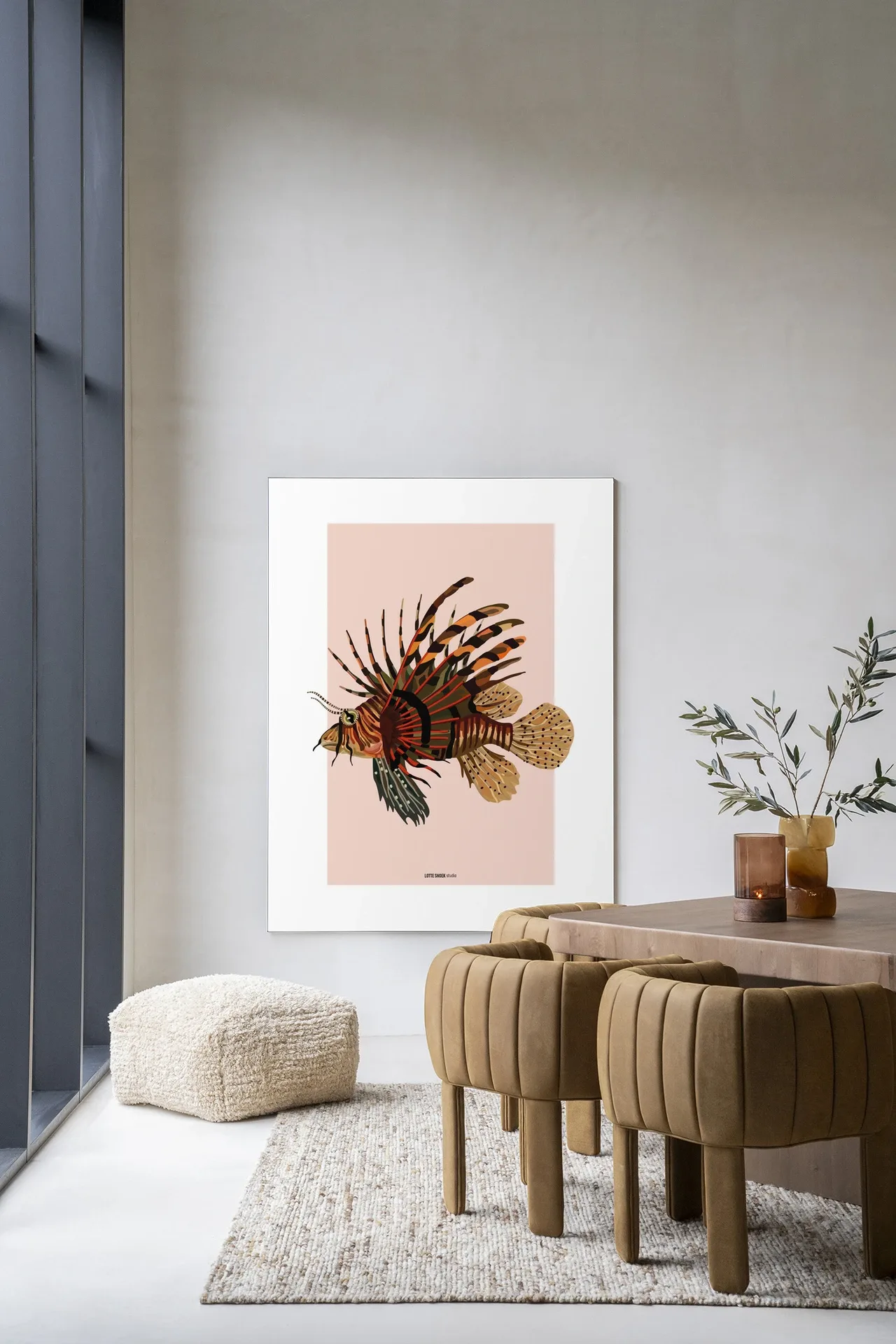Art print Lio - Urban Cotton in een moderne eetkamer met houten tafel en stoelen