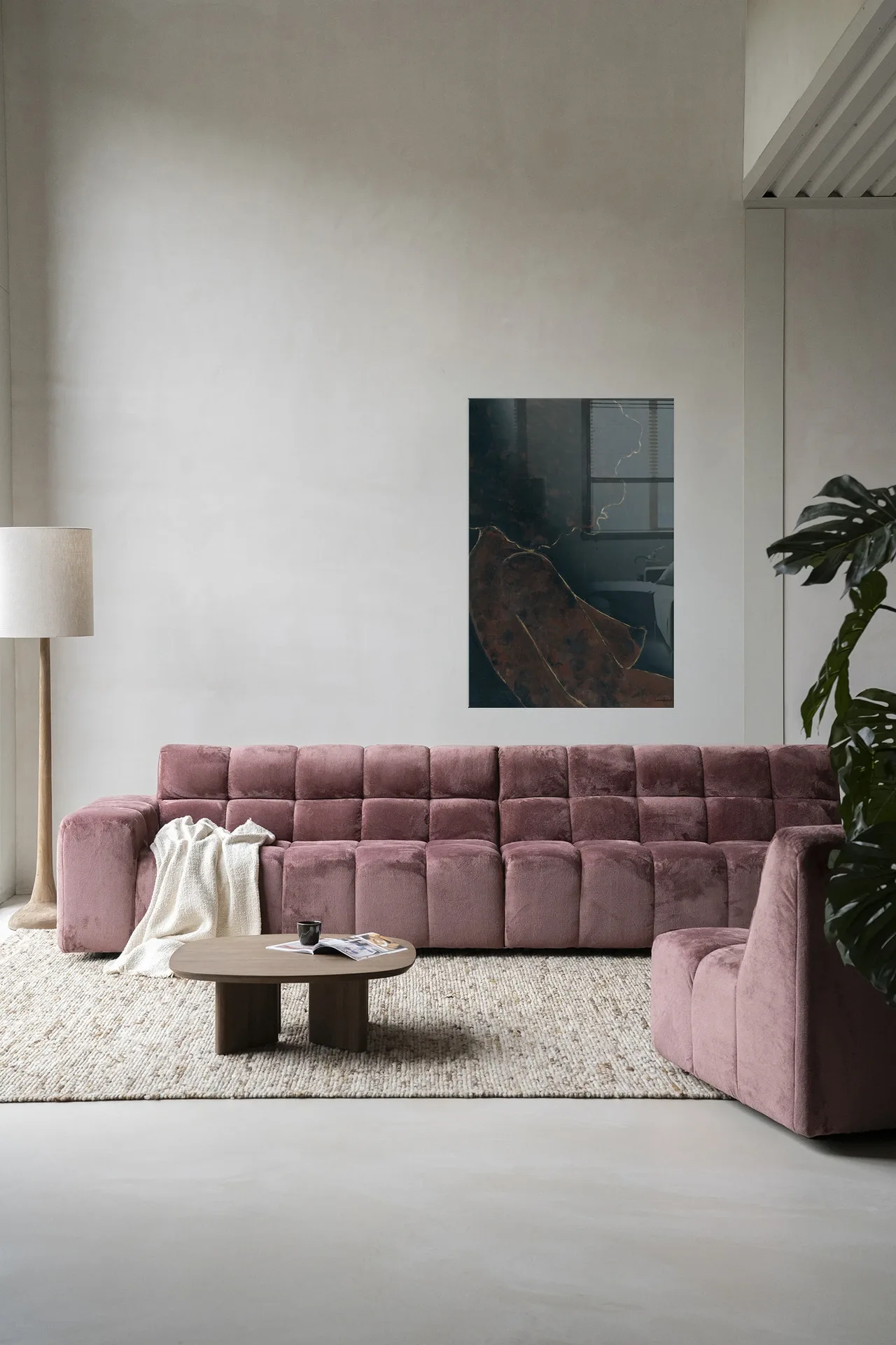 Wandteppich Cococure - Urban Cotton hängt über einem rosa Sofa in einem modernen Wohnzimmer