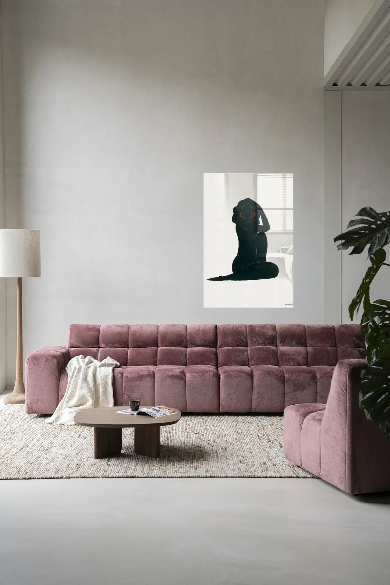 Wandteppich Stillness - Urban Cotton hängt über einem rosa Sofa in einem modernen Wohnzimmer