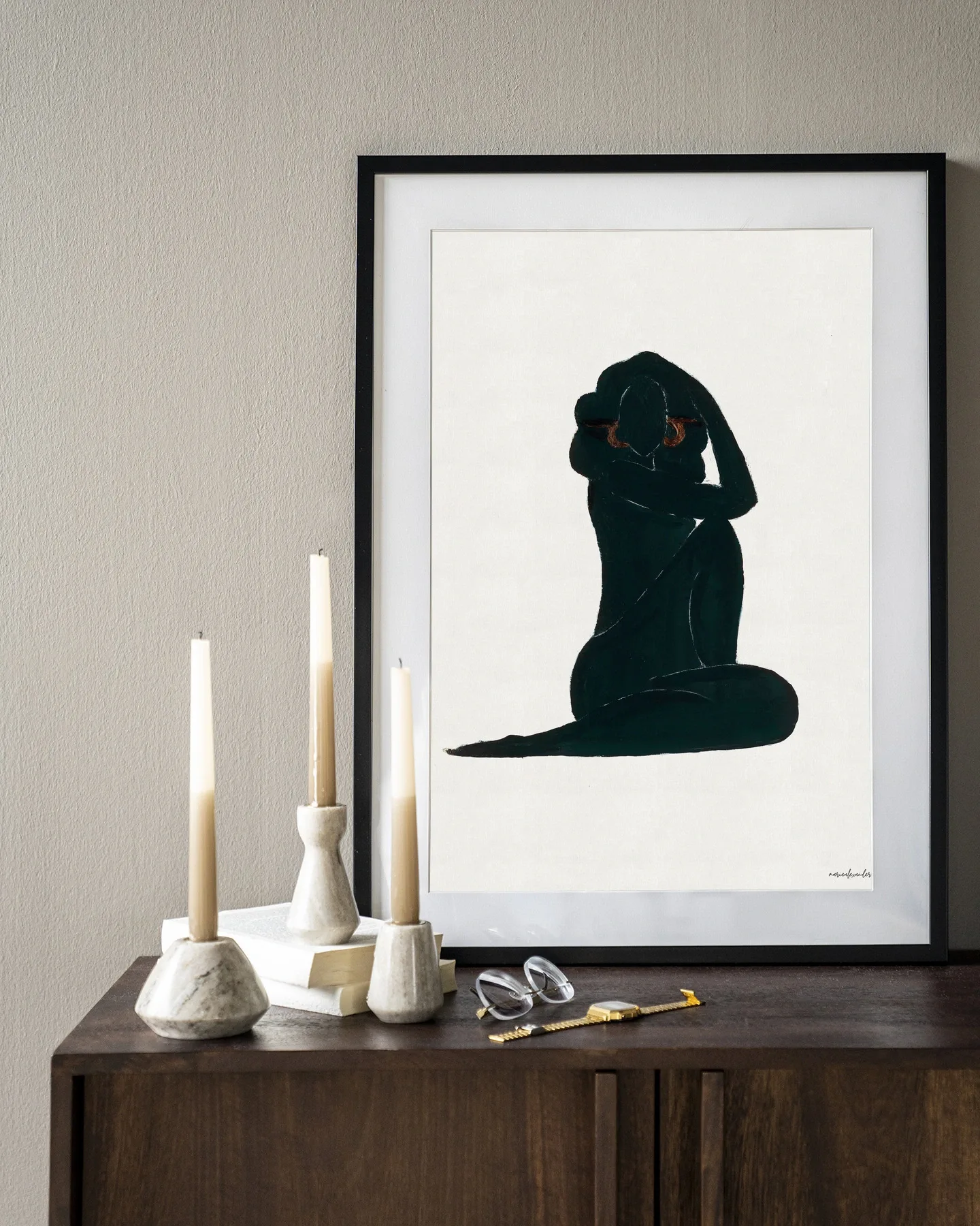 Wandteppich Stillness - Urban Cotton hängt an einer Wand über einem Holzschrank mit Kerzen und Büchern