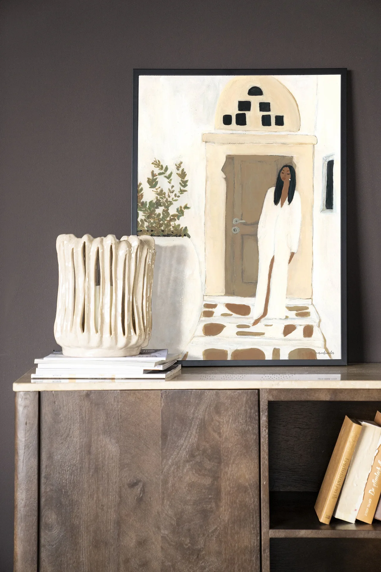 Wandkleed Mediterranean Dream in een interieur met een beige vaas en boeken op een houten kast - Urban Cotton