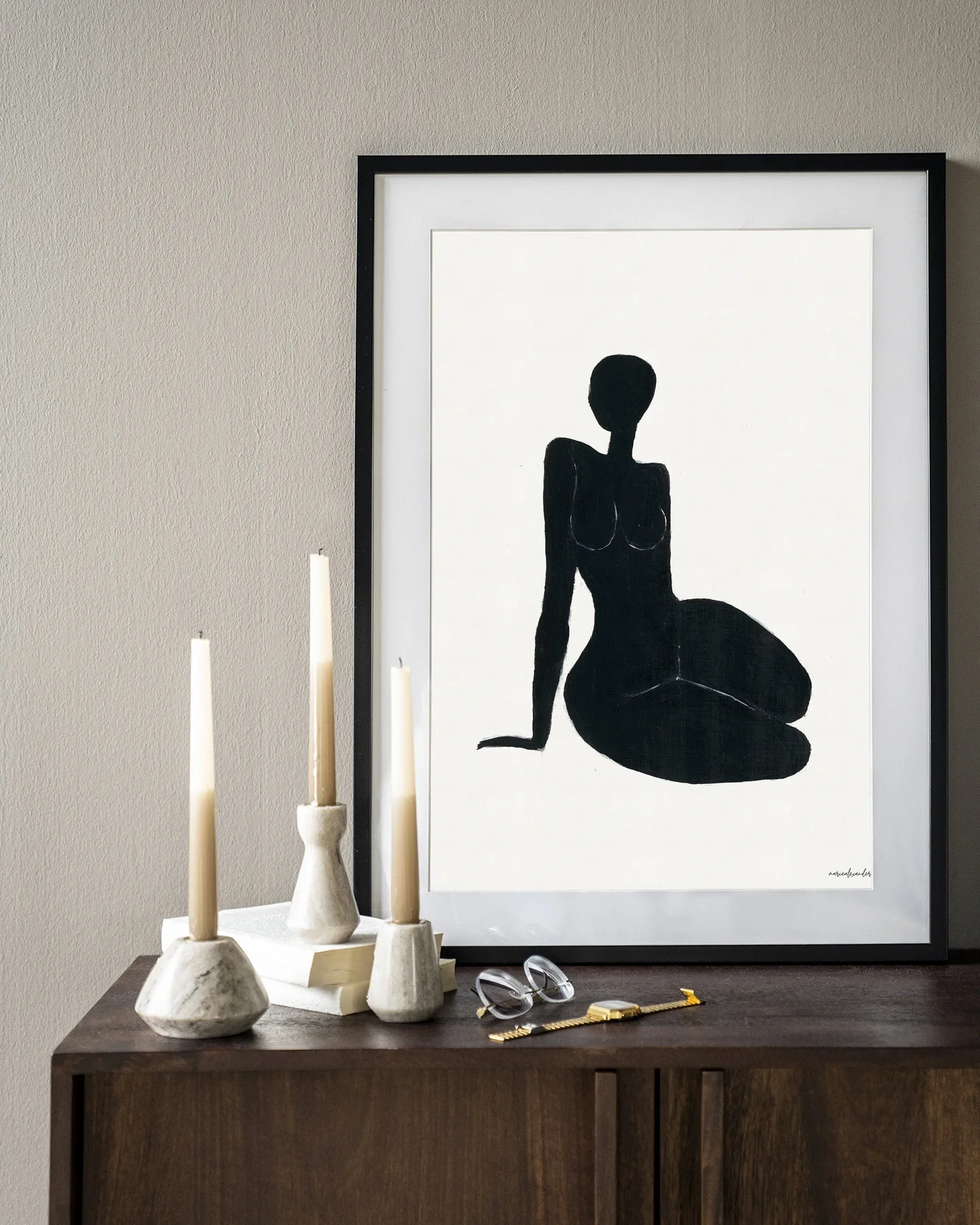 De Art print International Woman - Urban Cotton hangt boven een houten dressoir met kaarsen