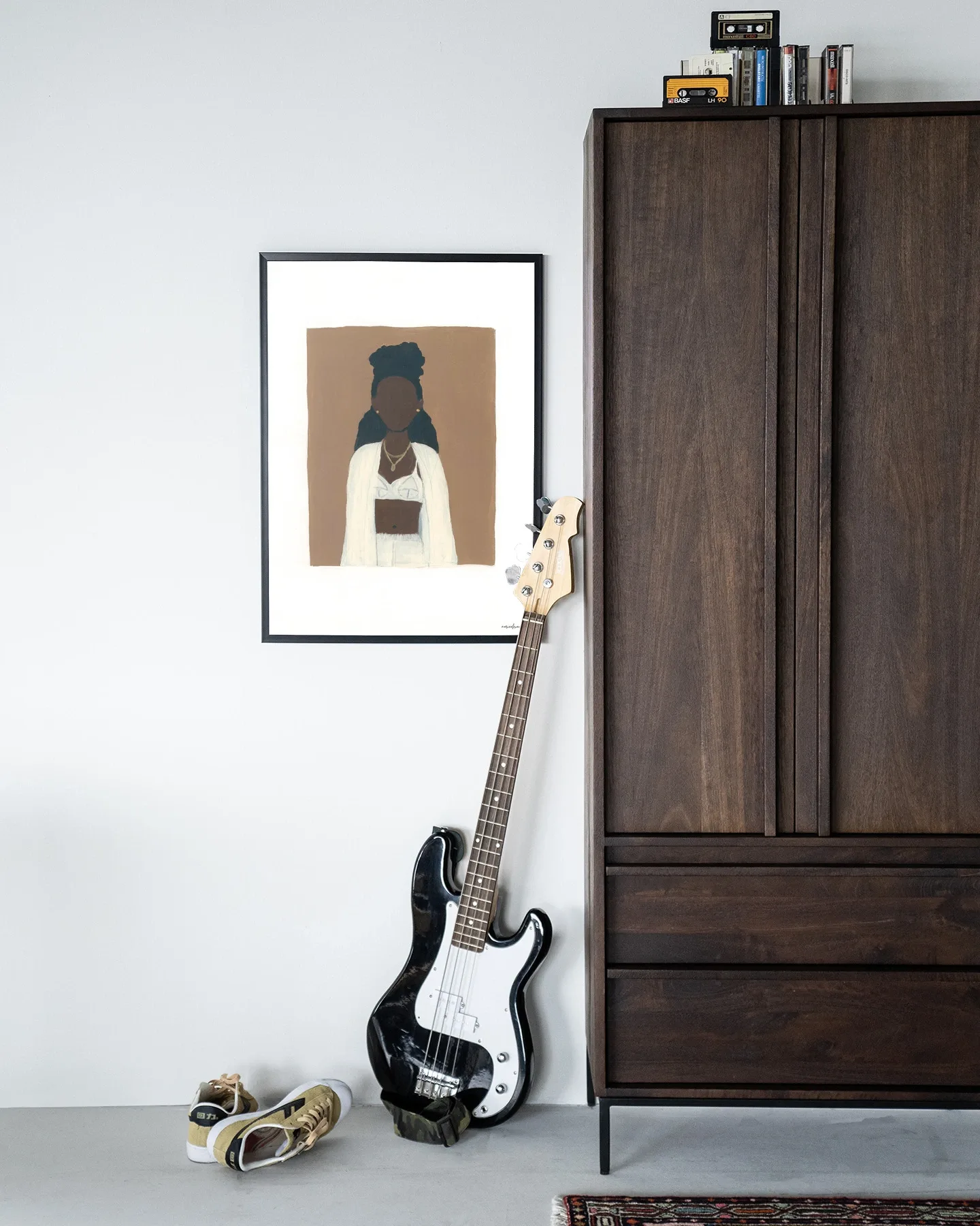 Der Kunstdruck Slow Living - Urban Cotton hängt an einer weißen Wand neben einem dunkelbraunen Schrank