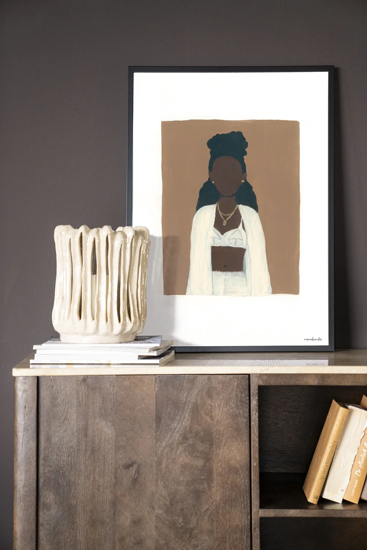 Kunstdruck Slow Living - Urban Cotton in einem schwarzen Rahmen auf einem Holzschrank mit einer Vase