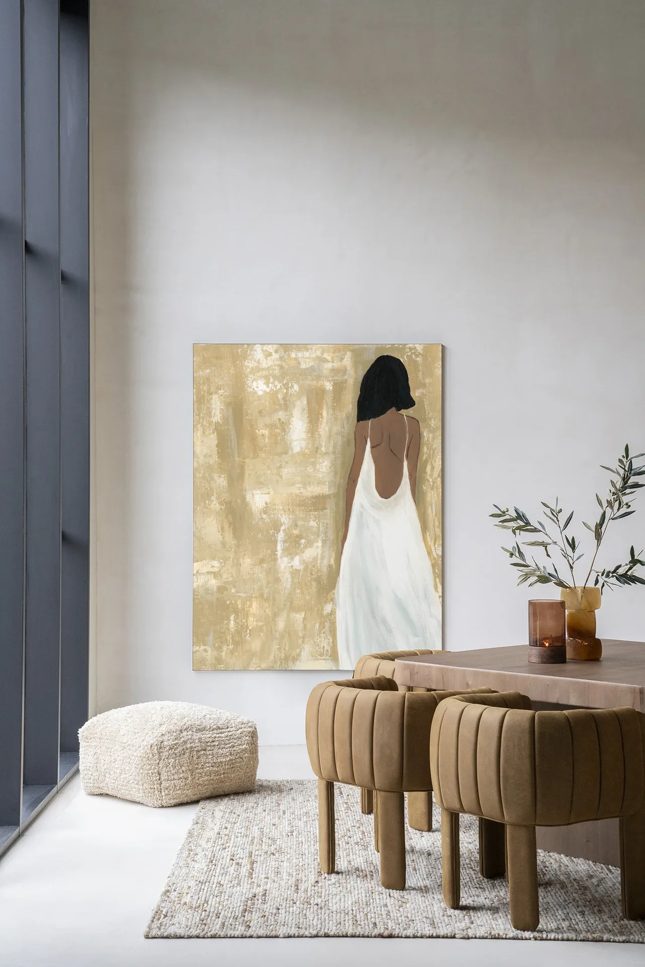 Wandkleed She opened her heart - Urban Cotton hangt in een lichte woonkamer boven een beige vloerkleed