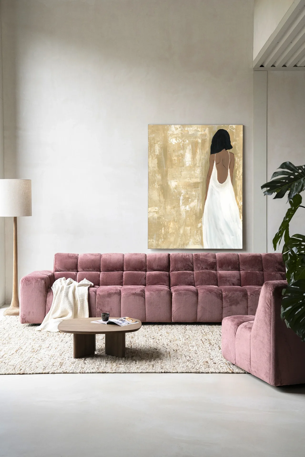 Wandkleed She opened her heart - Urban Cotton hangt boven een roze bank in een lichte woonkamer