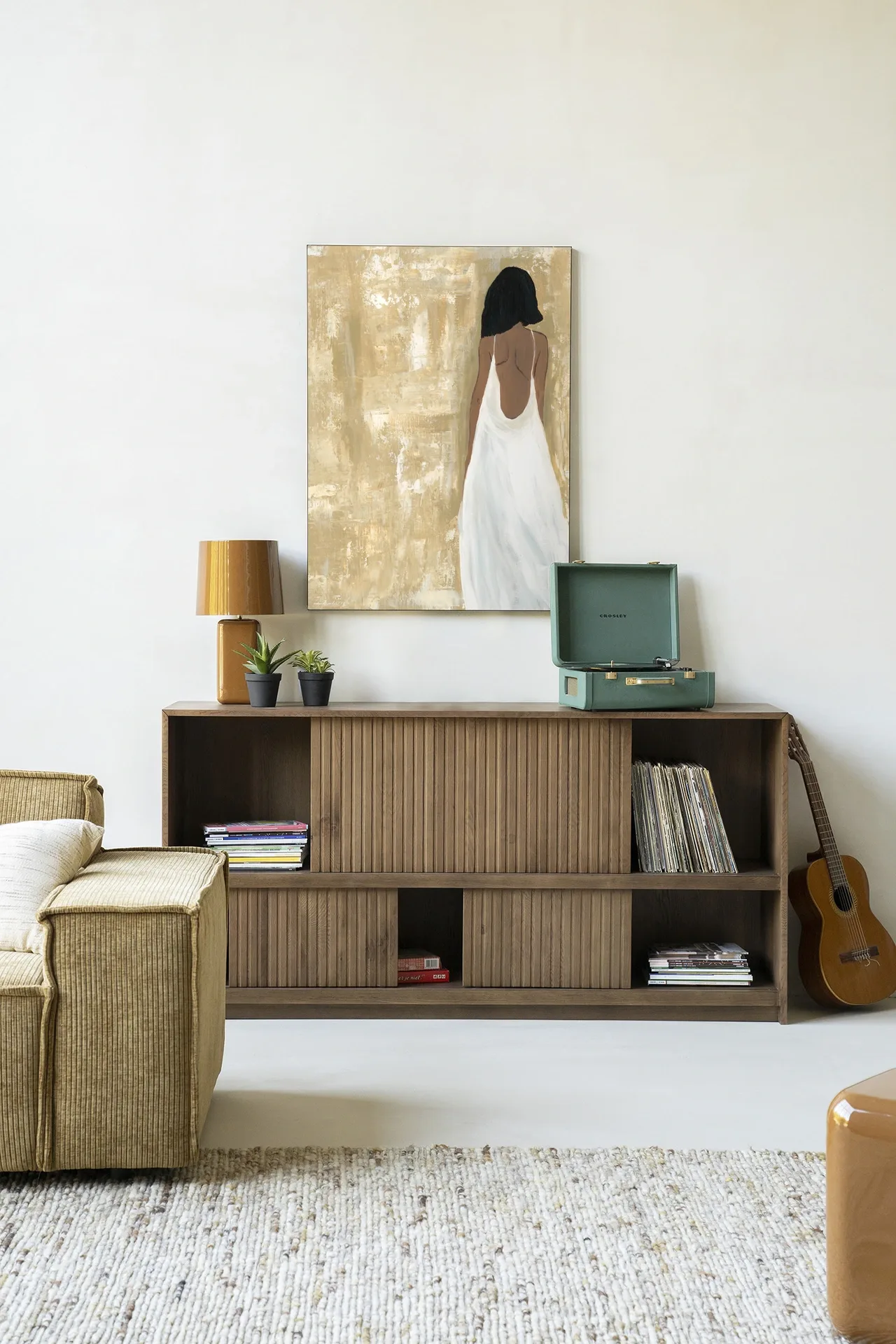 Wandkleed She opened her heart hangt boven een houten dressoir in een lichte woonkamer - Urban Cotton