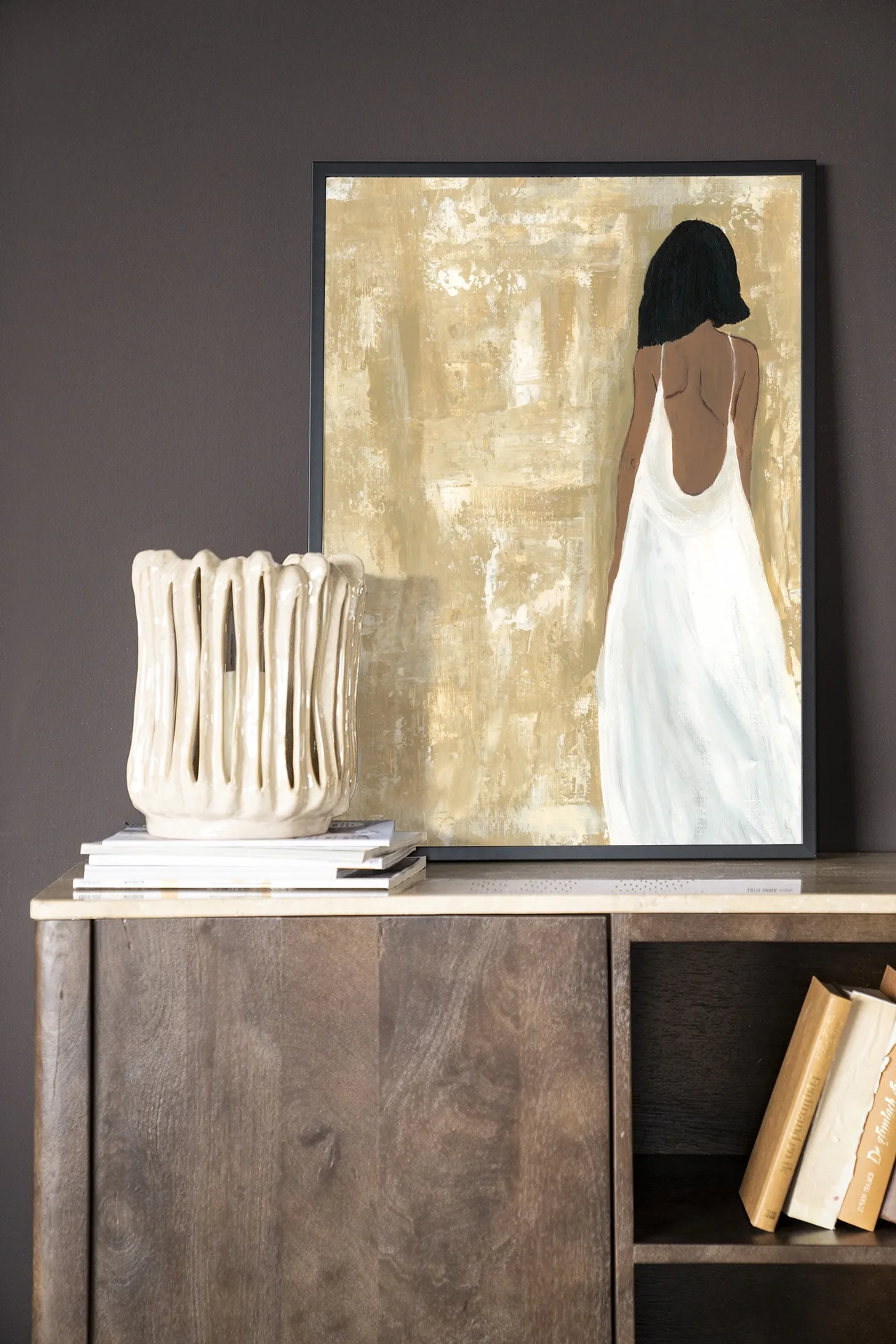 Wandkleed She opened her heart in een zwarte lijst, leunend op een houten dressoir met een crèmekleurige vaas - Urban Cotton