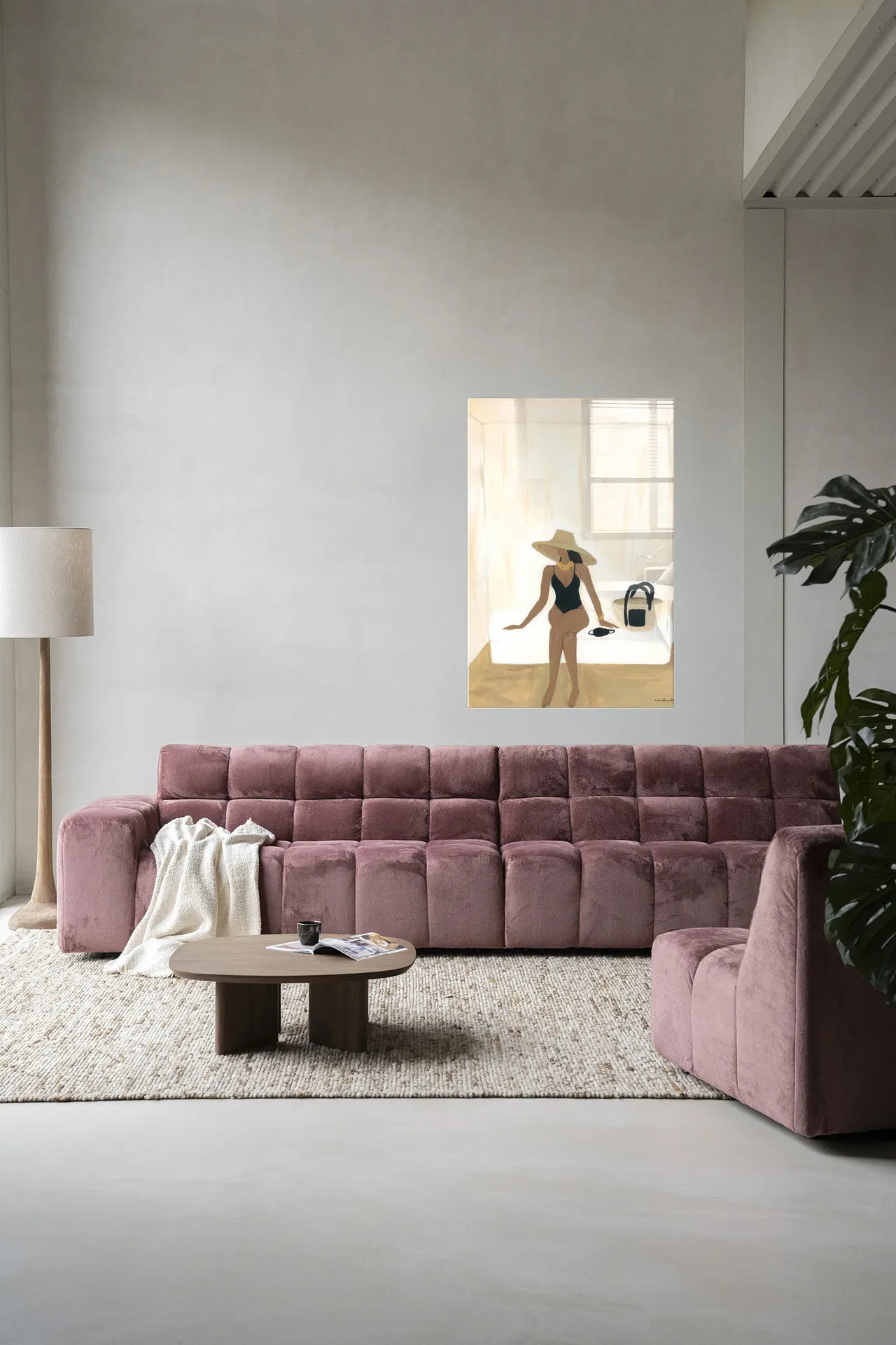 Wandteppich Luxuriate regardless - Urban Cotton hängt über einem rosa Sofa in einem hellen Wohnzimmer
