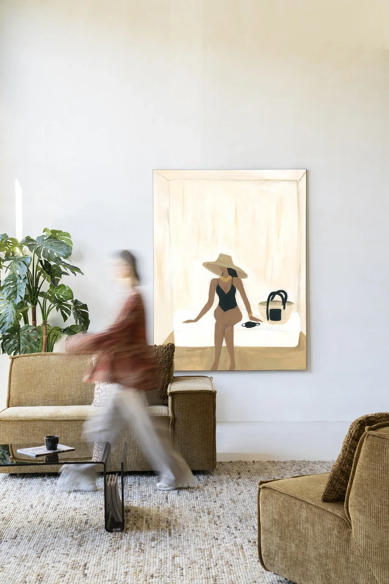 Wandteppich Luxuriate regardless - Urban Cotton in einem hellen Wohnzimmer mit Sofas und Pflanze