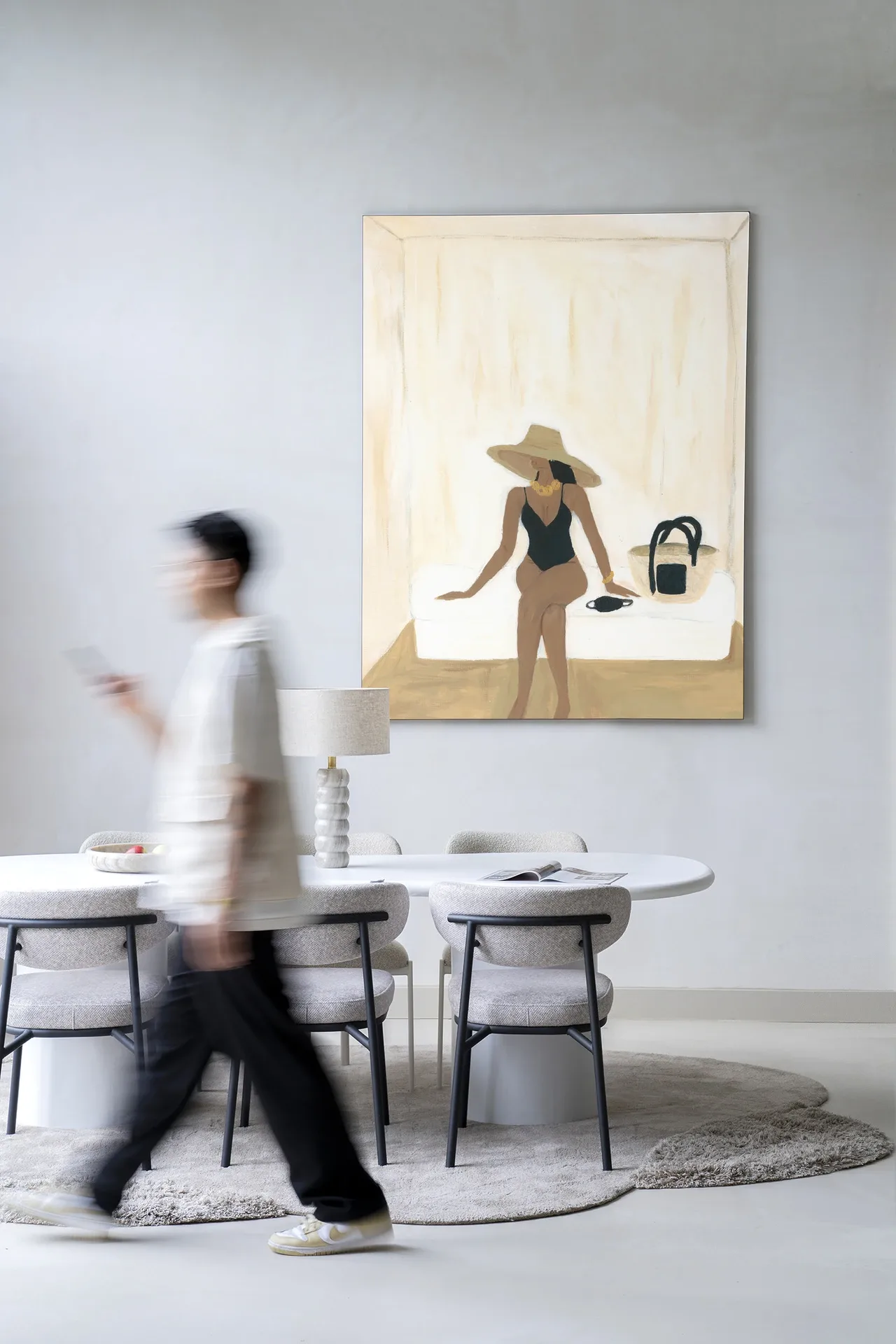 Wandteppich Luxuriate regardless - Urban Cotton hängt an einer hellen Wand über einem Esstisch